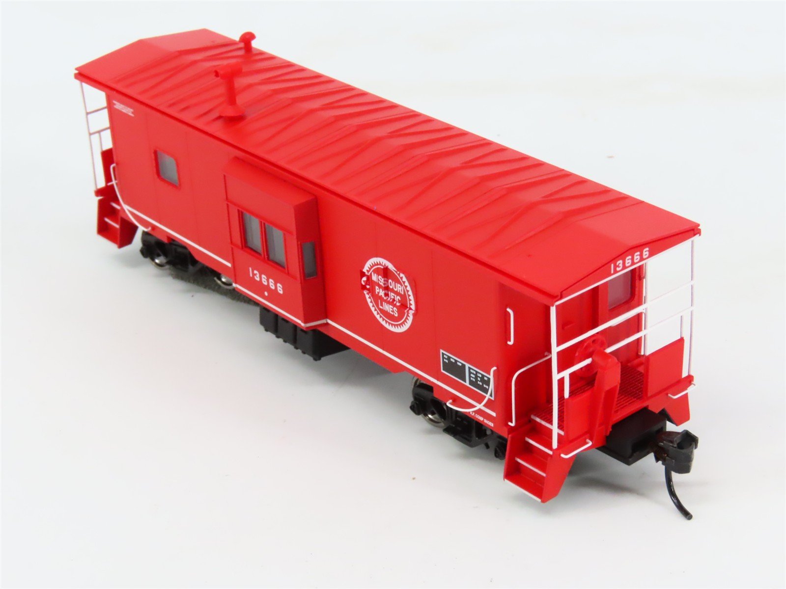 HO Scale Walthers Platinum Line 932-40470 MP Missouri Pacific Caboose #13666