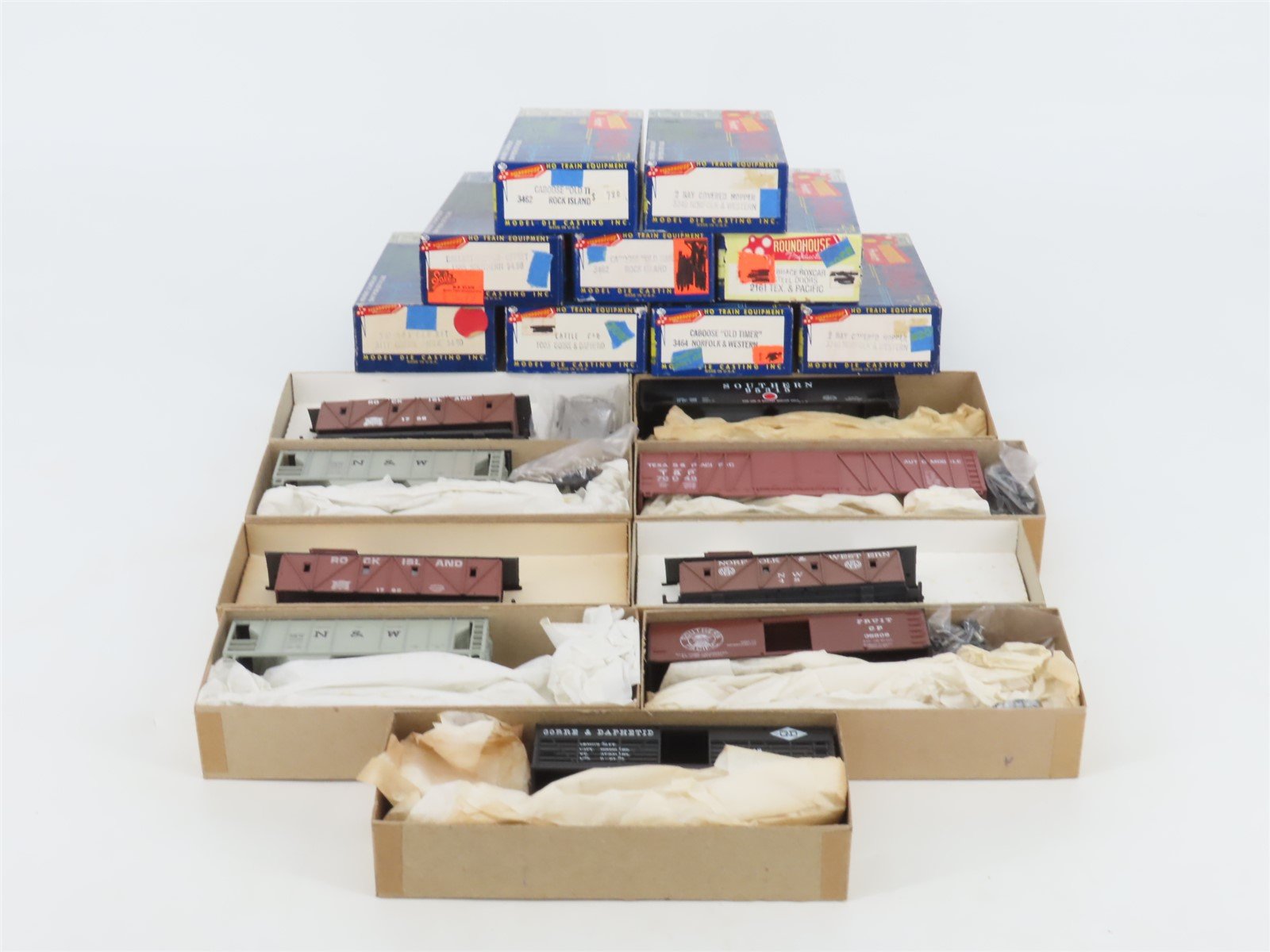 LOT of 9 HO Scale Roundhouse Kits G&D/CP/RI/NW/SOU/T&P Assorted Freight Cars