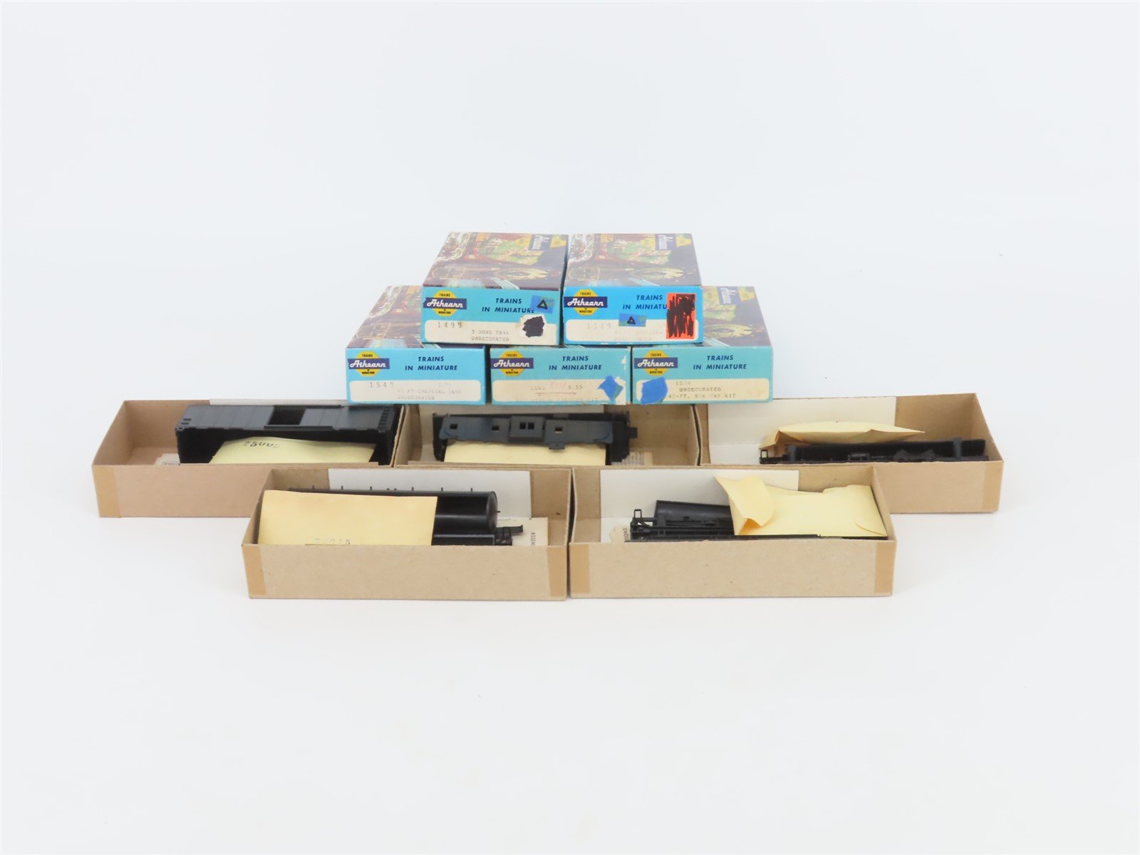 LOT of 5 HO Scale Athearn Kits Undecorated Caboose, Box Car, & Tank Cars