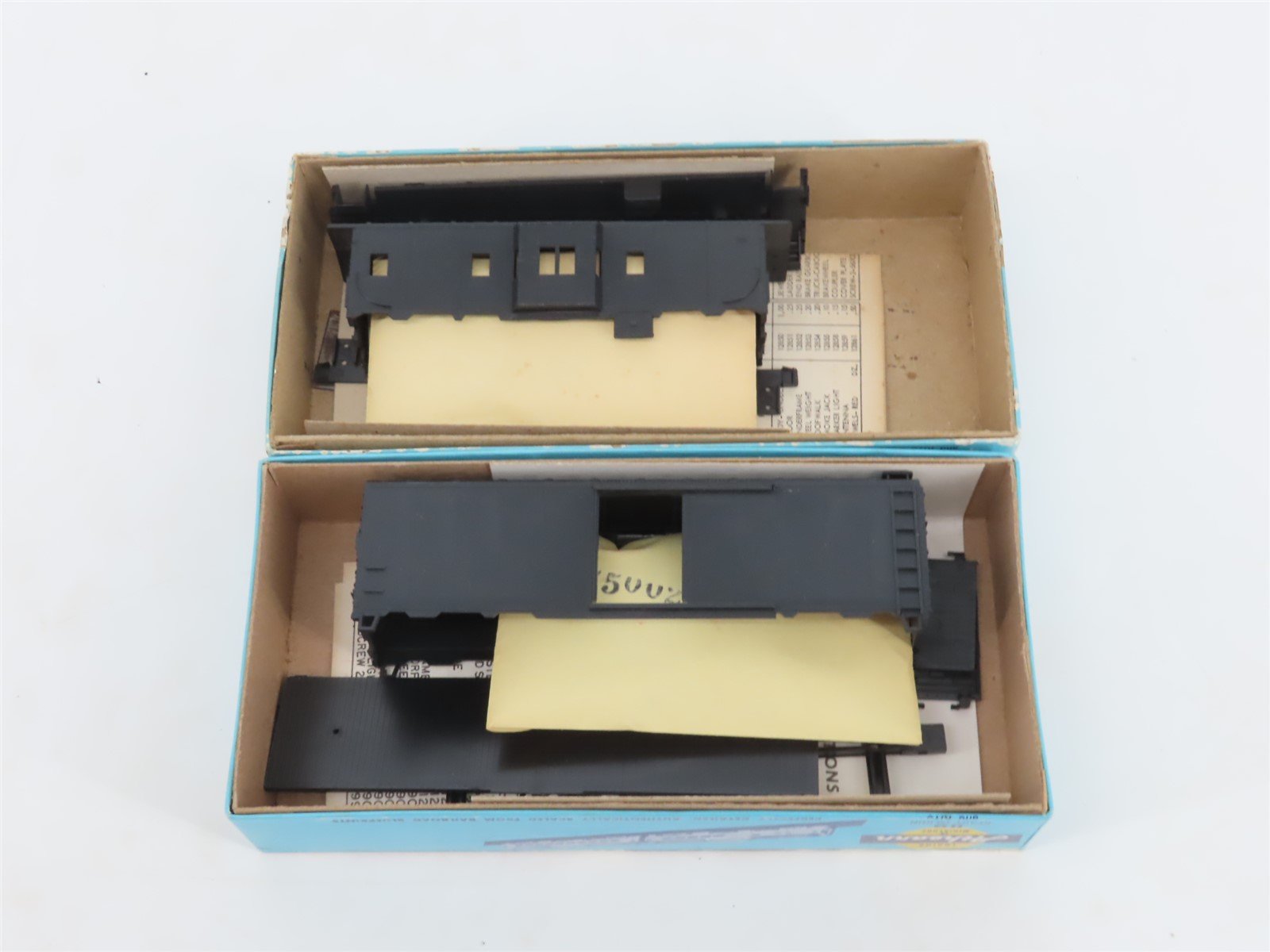LOT of 5 HO Scale Athearn Kits Undecorated Caboose, Box Car, & Tank Cars