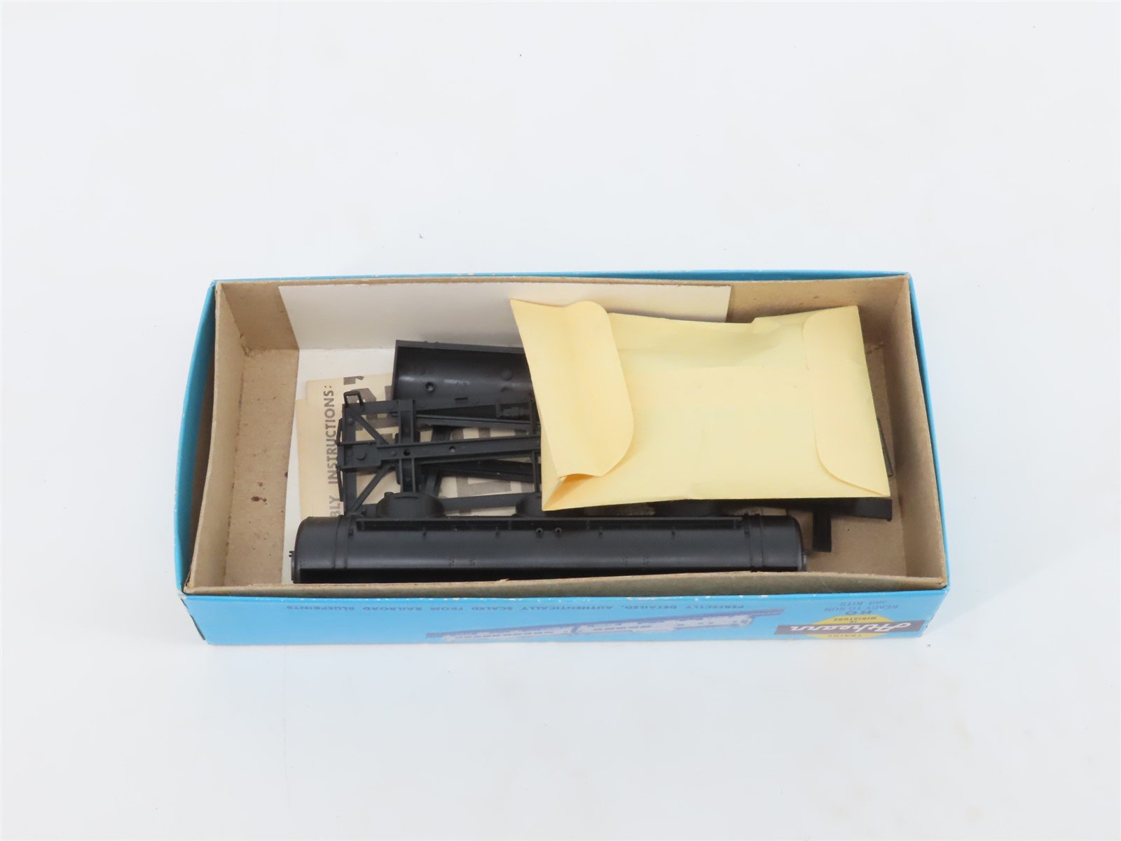 LOT of 5 HO Scale Athearn Kits Undecorated Caboose, Box Car, & Tank Cars