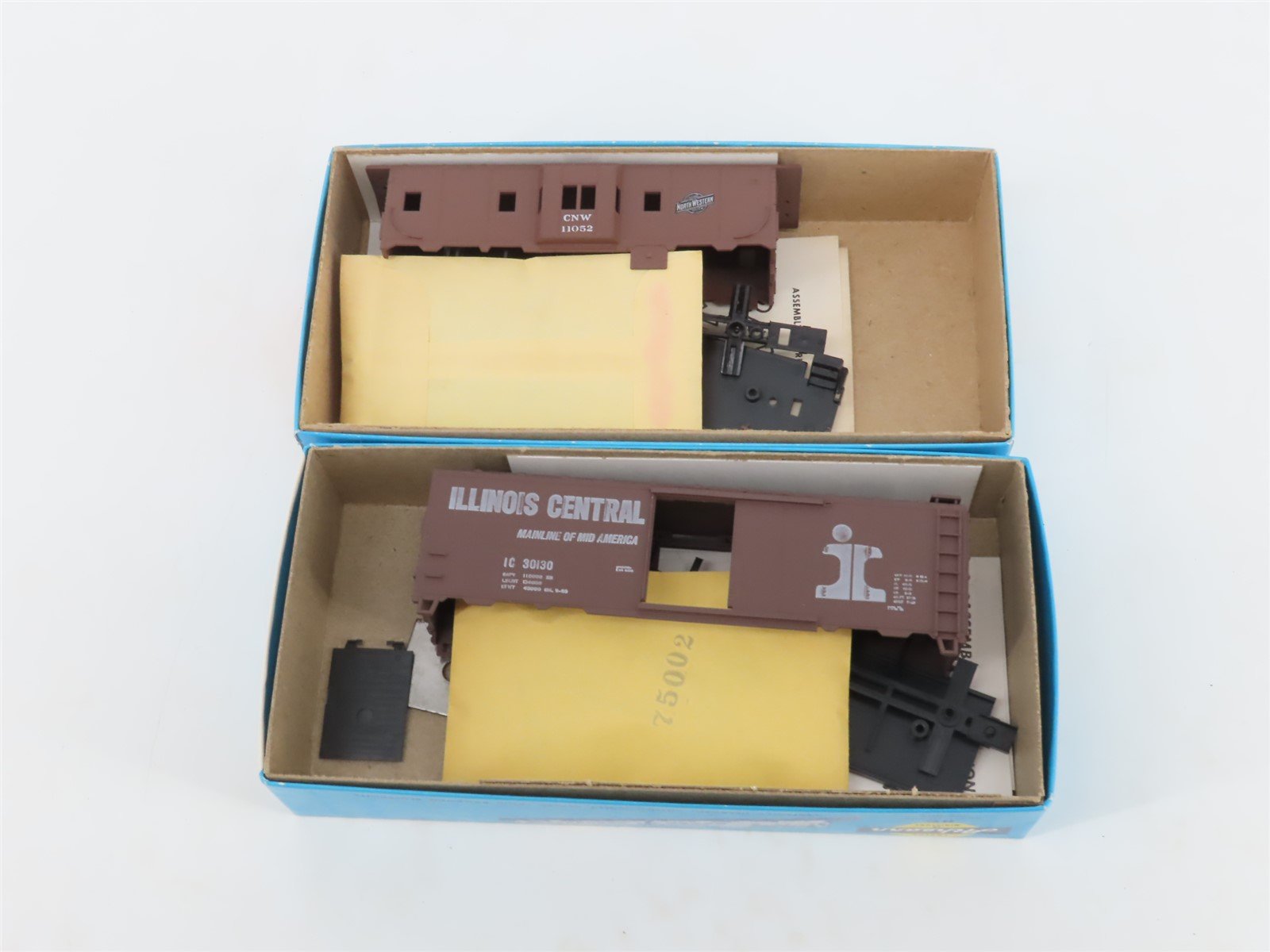 LOT of 7 HO Scale Athearn Kits C&NW/L&N/IC/GM&O/GARE/URTC Assorted Freight Cars