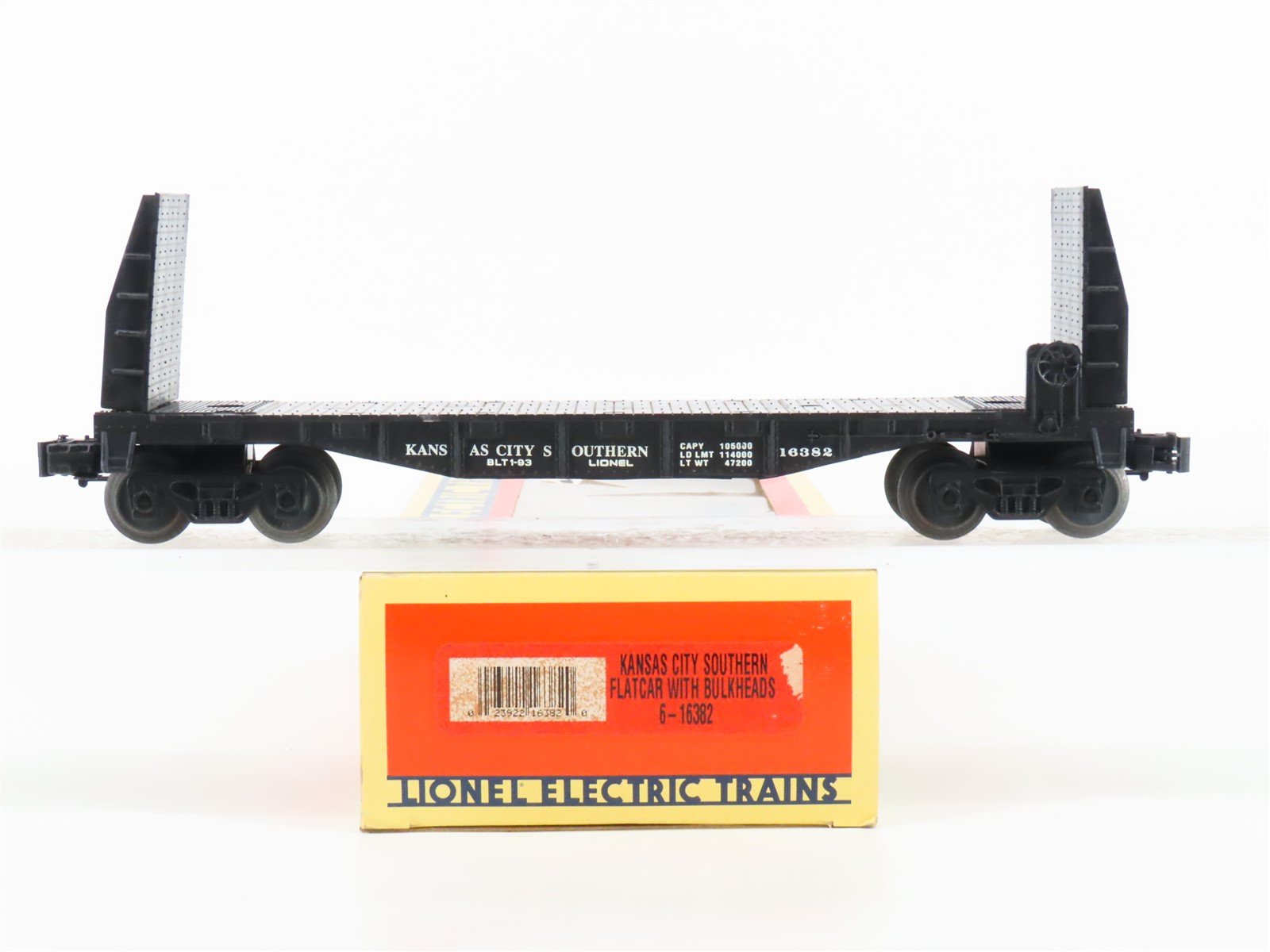 O Gauge 3-Rail Lionel 6-16382 KCS Kansas City Southern Bulkhead Flat Car #16382