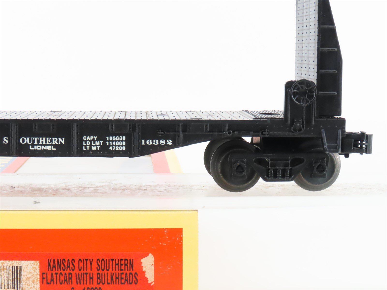 O Gauge 3-Rail Lionel 6-16382 KCS Kansas City Southern Bulkhead Flat Car #16382