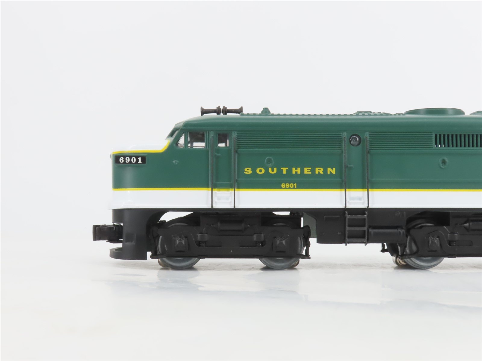 O Gauge 3-Rail K-Line Southern FA-1 Diesel Locomotive #6900 UNPOWERED
