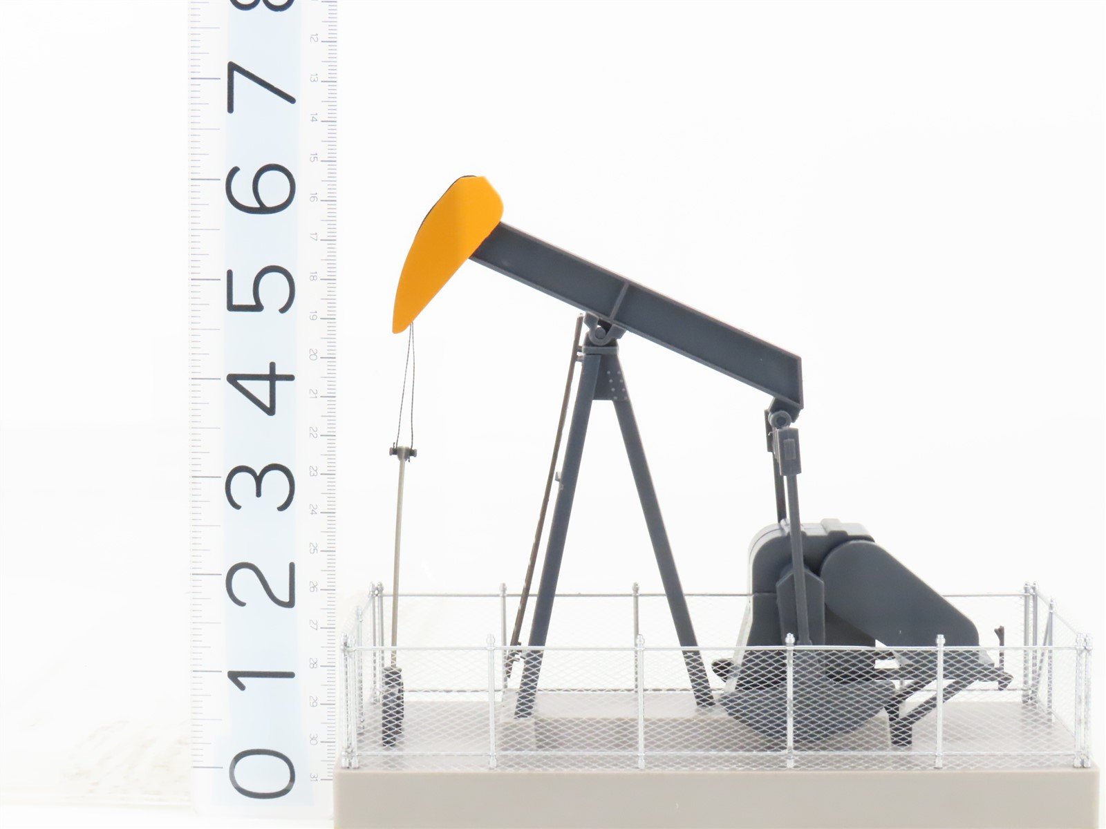 O/O27 Scale Walthers 933-2705 Operating Oil Pump