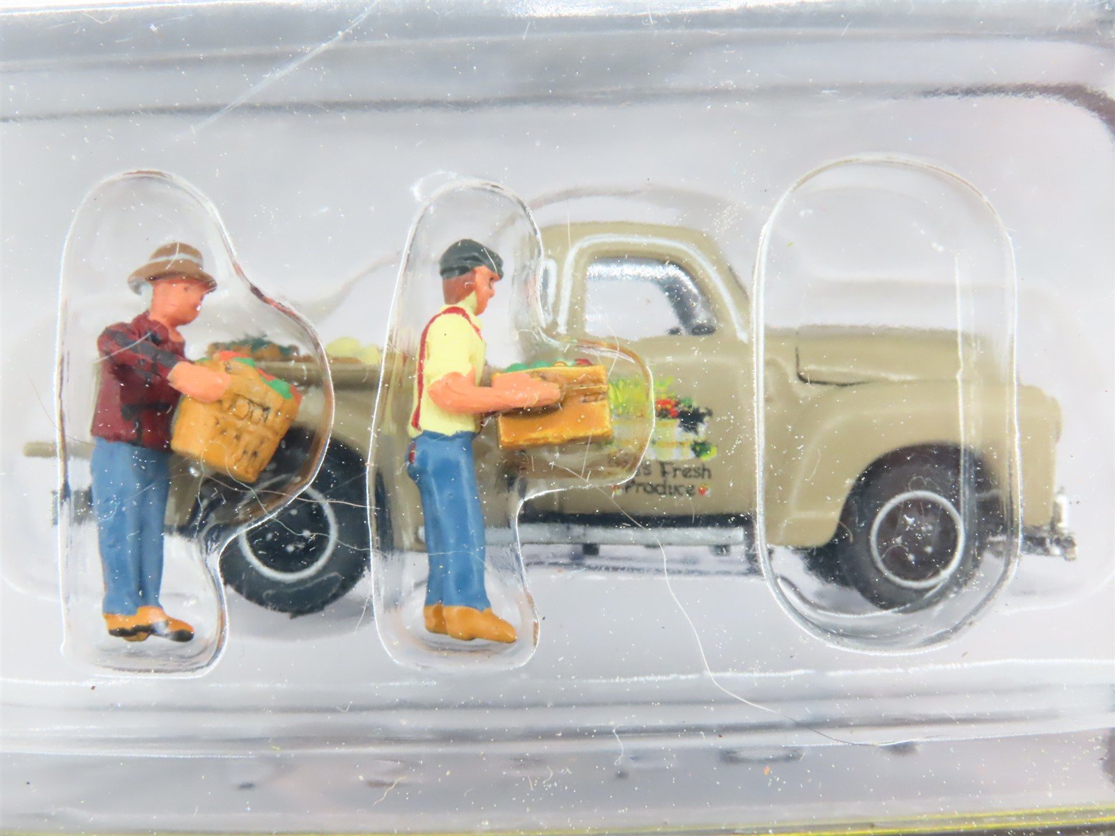 HO Scale Woodland Scenics AS5561 Paul's Fresh Produce Truck and Figures