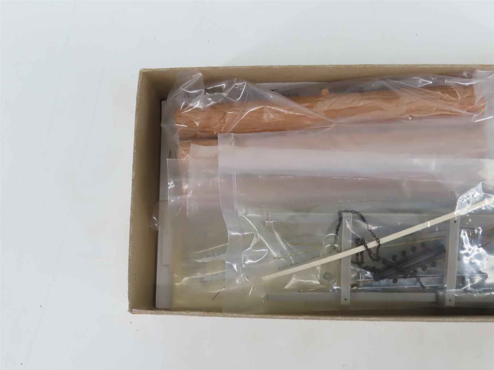 HO Scale Kadee Kit #103 Unpainted Truss Log Car w/ Logs