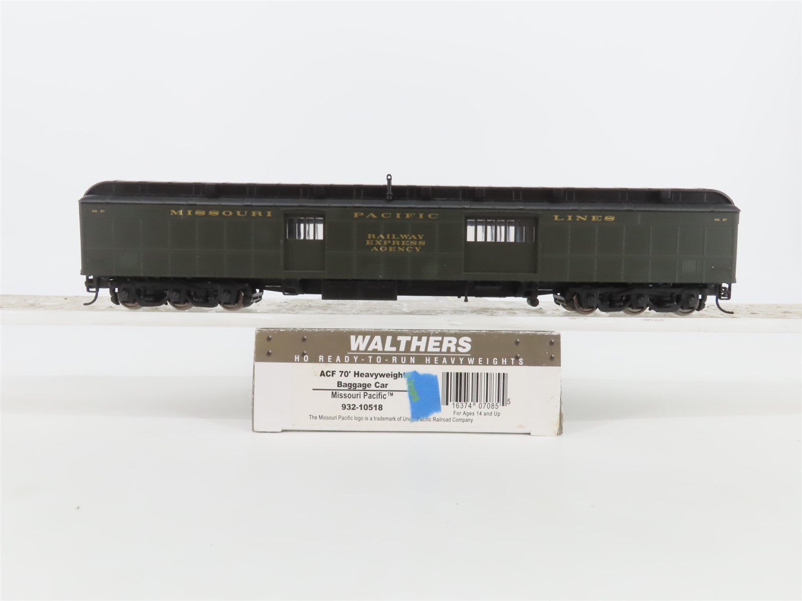 HO Scale Walthers 932-10518 MP Missouri Pacific Lines 70' Baggage Passenger Car