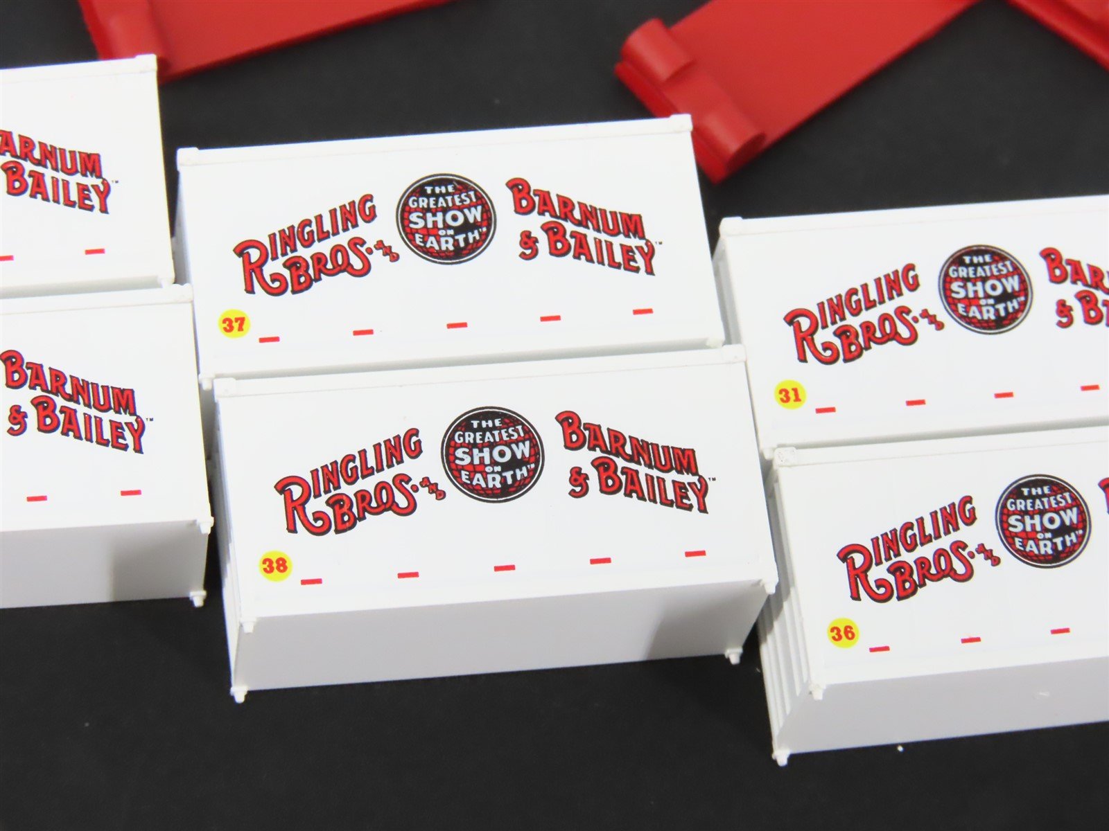 N Scale Micro-Trains Ringling Bros Barnum & Bailey Container & Wagon 8-Pack