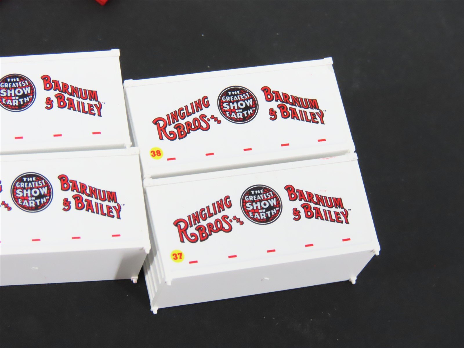 N Scale Micro-Trains Ringling Bros Barnum & Bailey Container & Wagon 8-Pack