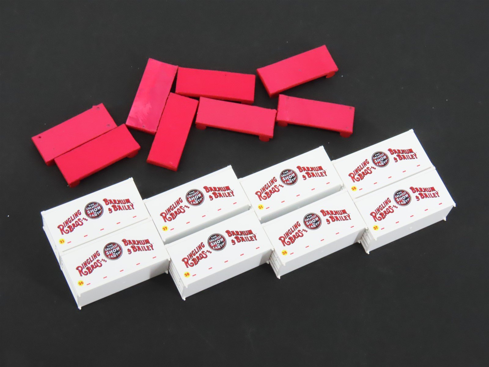 N Scale Micro-Trains Ringling Bros Barnum & Bailey Container & Wagon 8-Pack