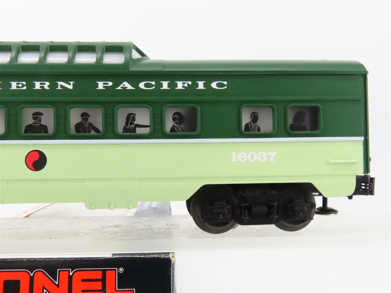 O Gauge 3-Rail Lionel 6-16037 NP Northern Pacific Dome Passenger Car #16037