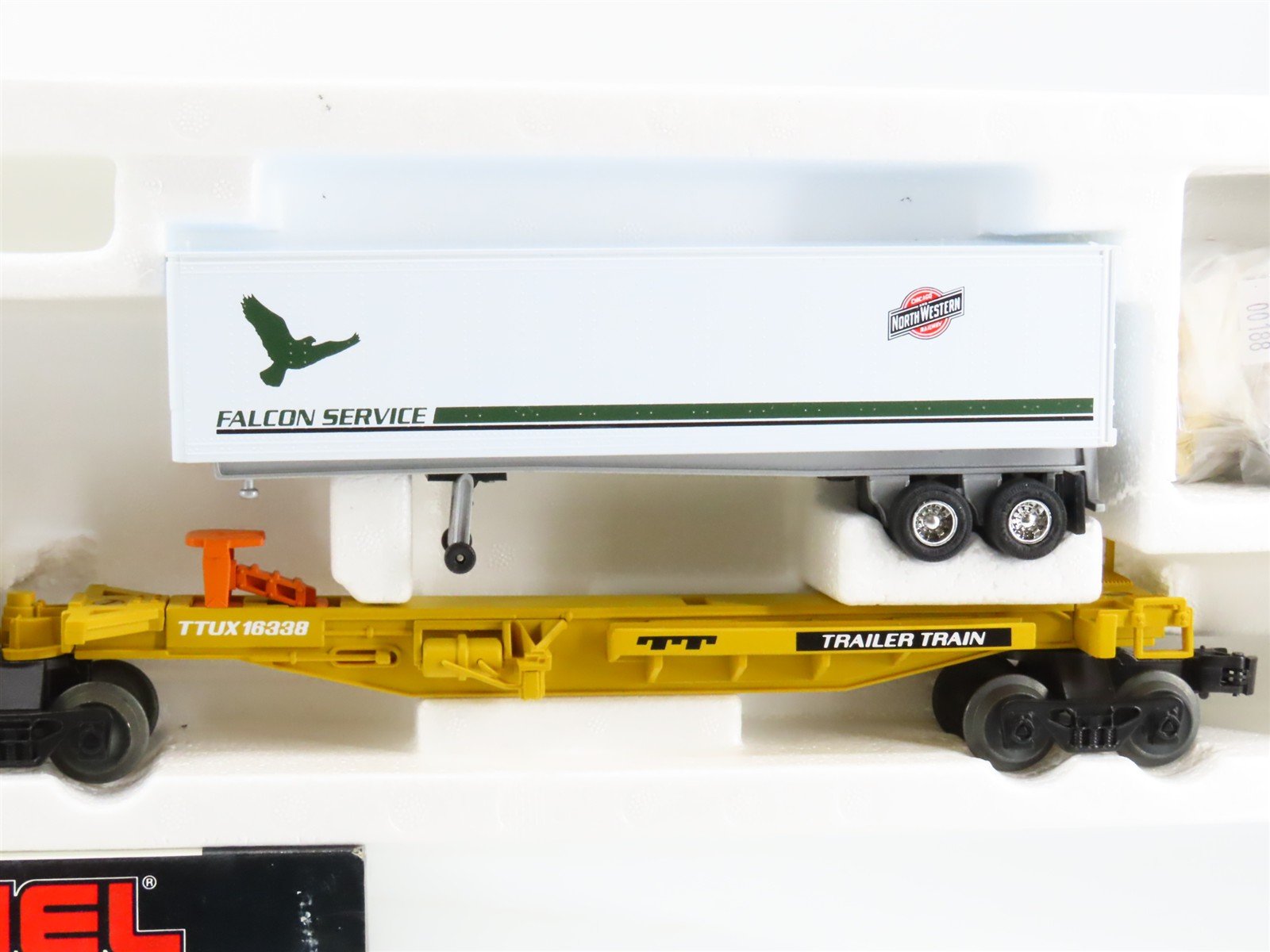 O 3-Rail Lionel 6-16334 TTUX / TTX Articulated TOFC Flat Car w/ CNW Trailers