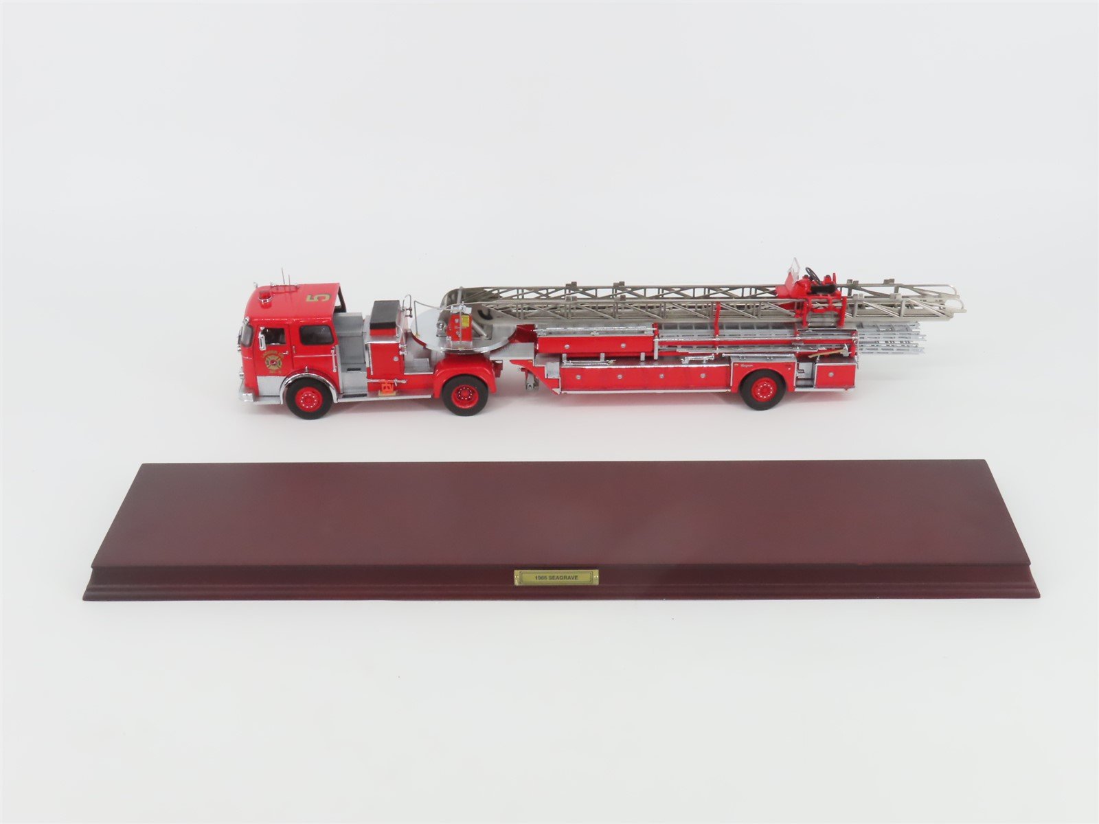 1:32 Scale Franklin Mint 1965 Seagrave Die-Cast Ladder Fire Truck