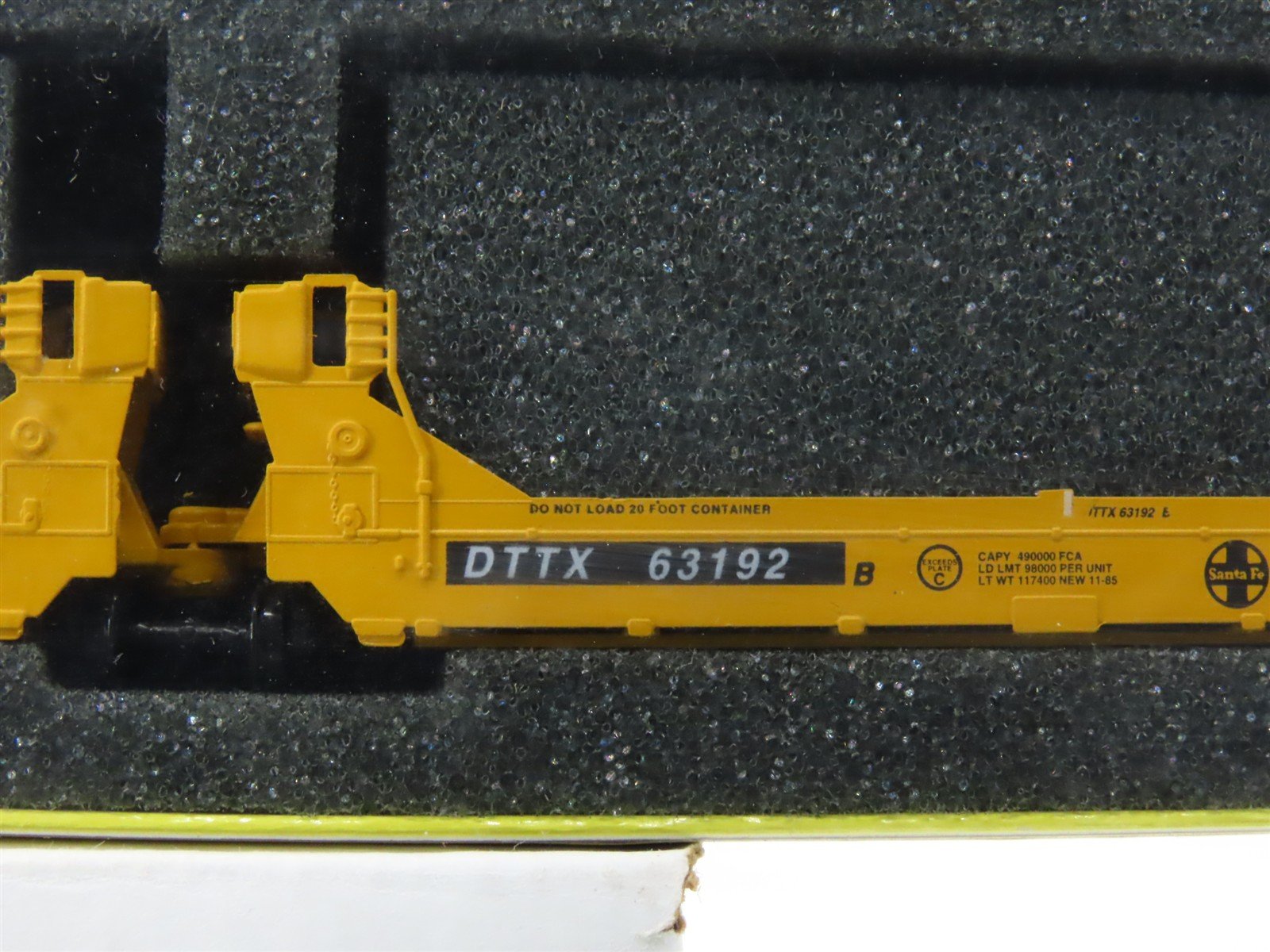 N Scale Deluxe 15020M-A DTTX / ATSF Articulated Gunderson Twinstack 5-Unit Set