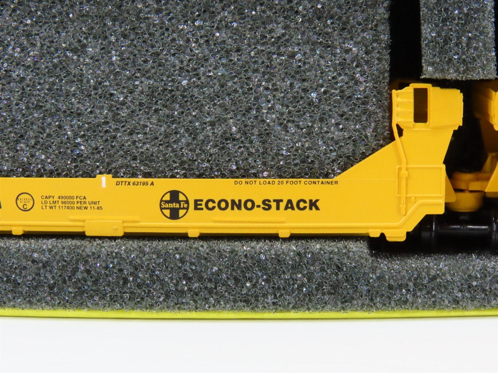 N Scale Deluxe 15020M-B DTTX / ATSF Articulated Gunderson Twinstack 5-Unit Set