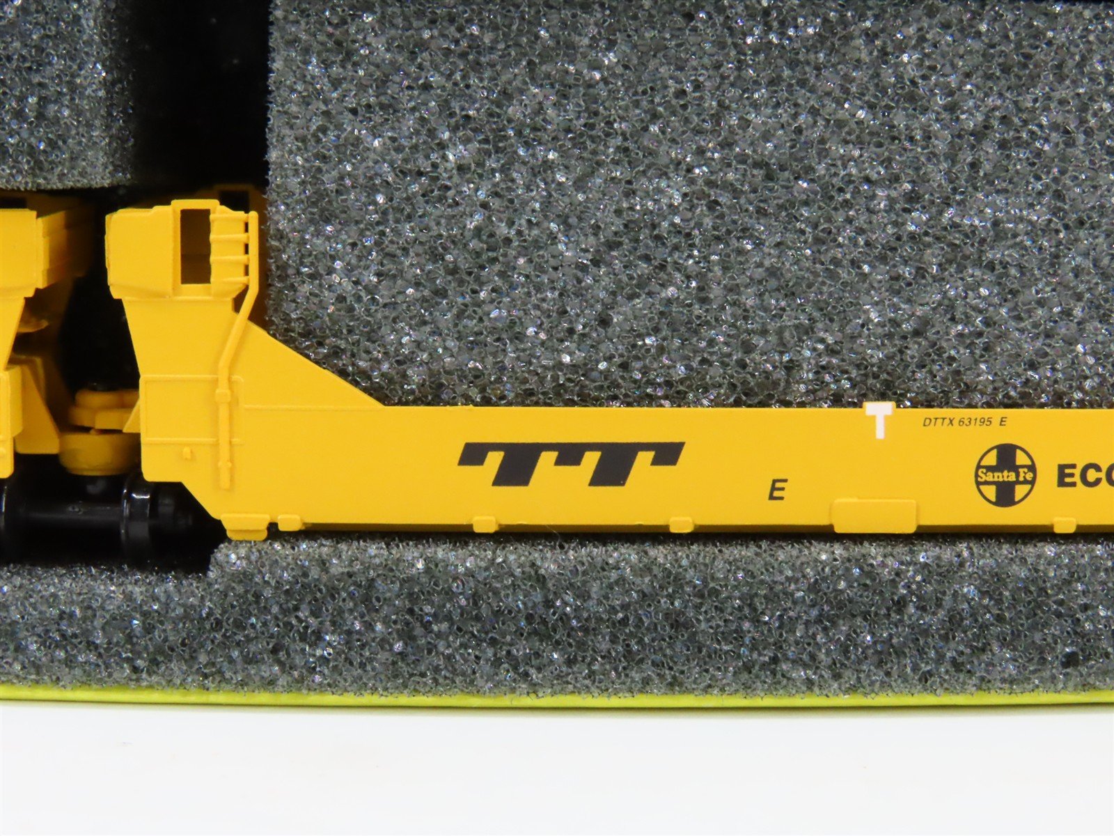 N Scale Deluxe 15020M-B DTTX / ATSF Articulated Gunderson Twinstack 5-Unit Set