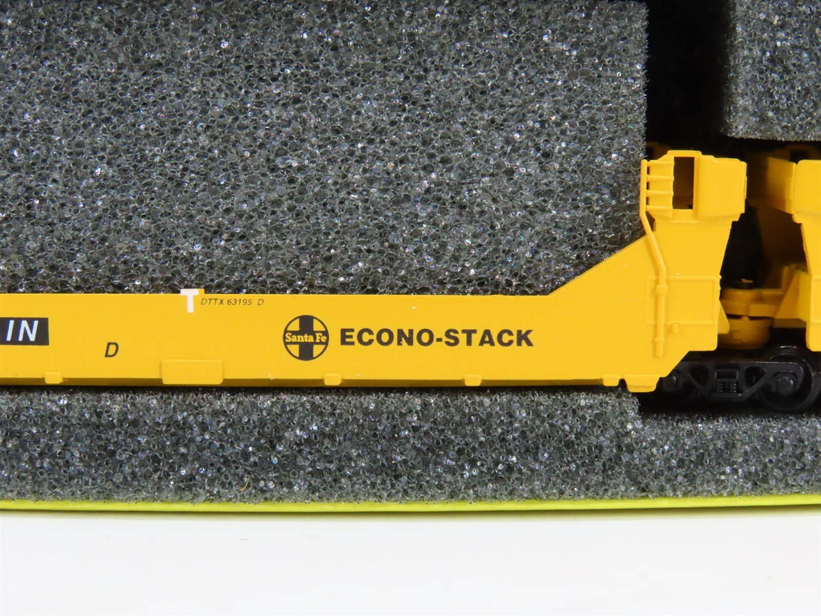 N Scale Deluxe 15020M-B DTTX / ATSF Articulated Gunderson Twinstack 5-Unit Set