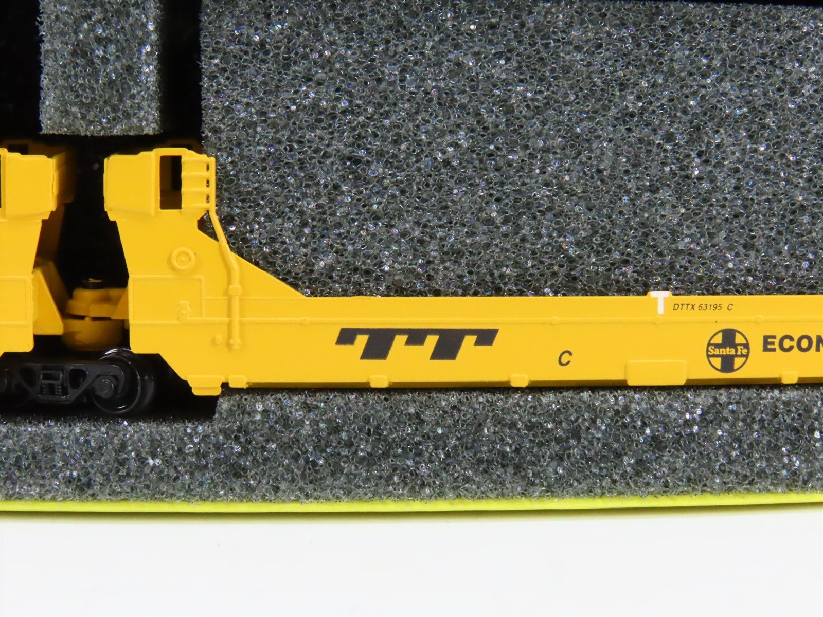 N Scale Deluxe 15020M-B DTTX / ATSF Articulated Gunderson Twinstack 5-Unit Set