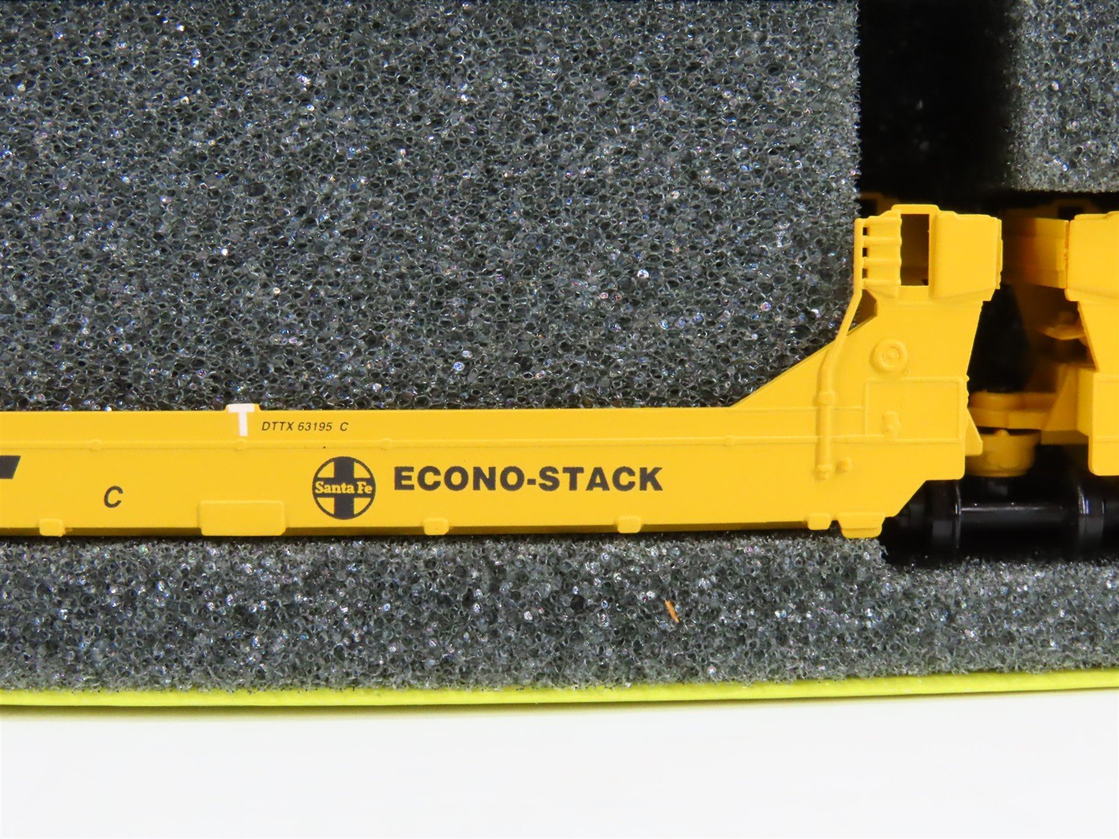 N Scale Deluxe 15020M-B DTTX / ATSF Articulated Gunderson Twinstack 5-Unit Set