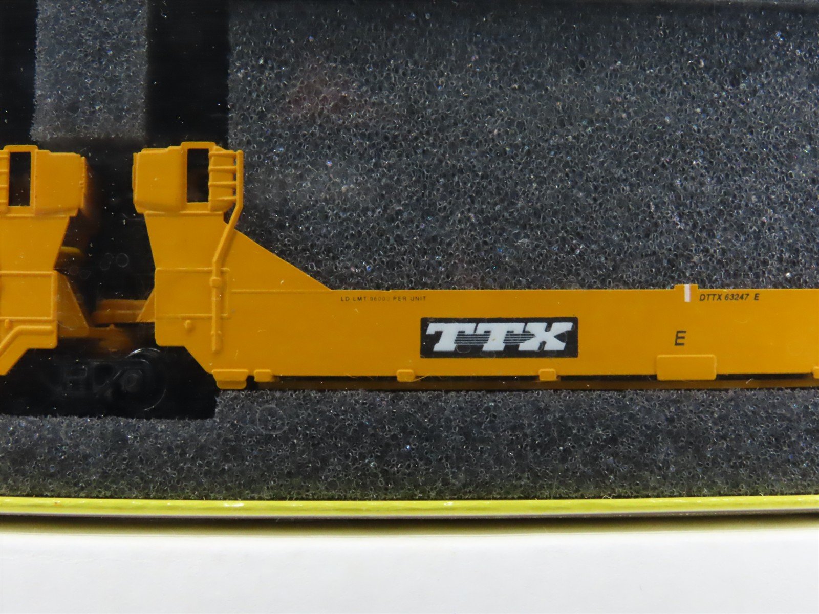 N Scale Deluxe 15050M-B DTTX / TXX Articulated Gunderson Twinstack 5-Unit Set