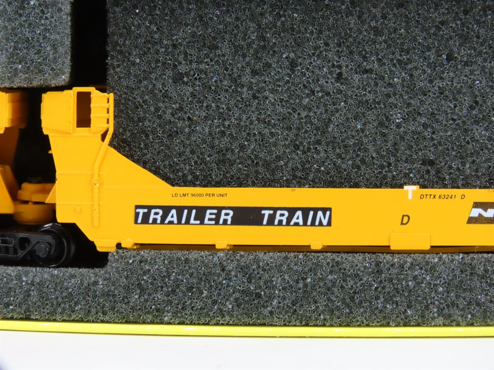 N Deluxe 15030M-A DTTX TTX / BN Articulated Gunderson Twinstack 5-Unit Set