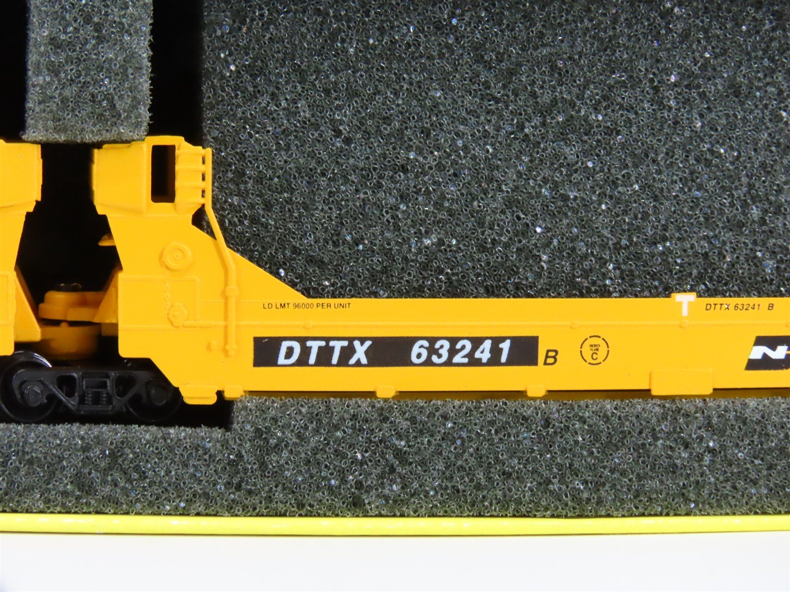 N Deluxe 15030M-A DTTX TTX / BN Articulated Gunderson Twinstack 5-Unit Set