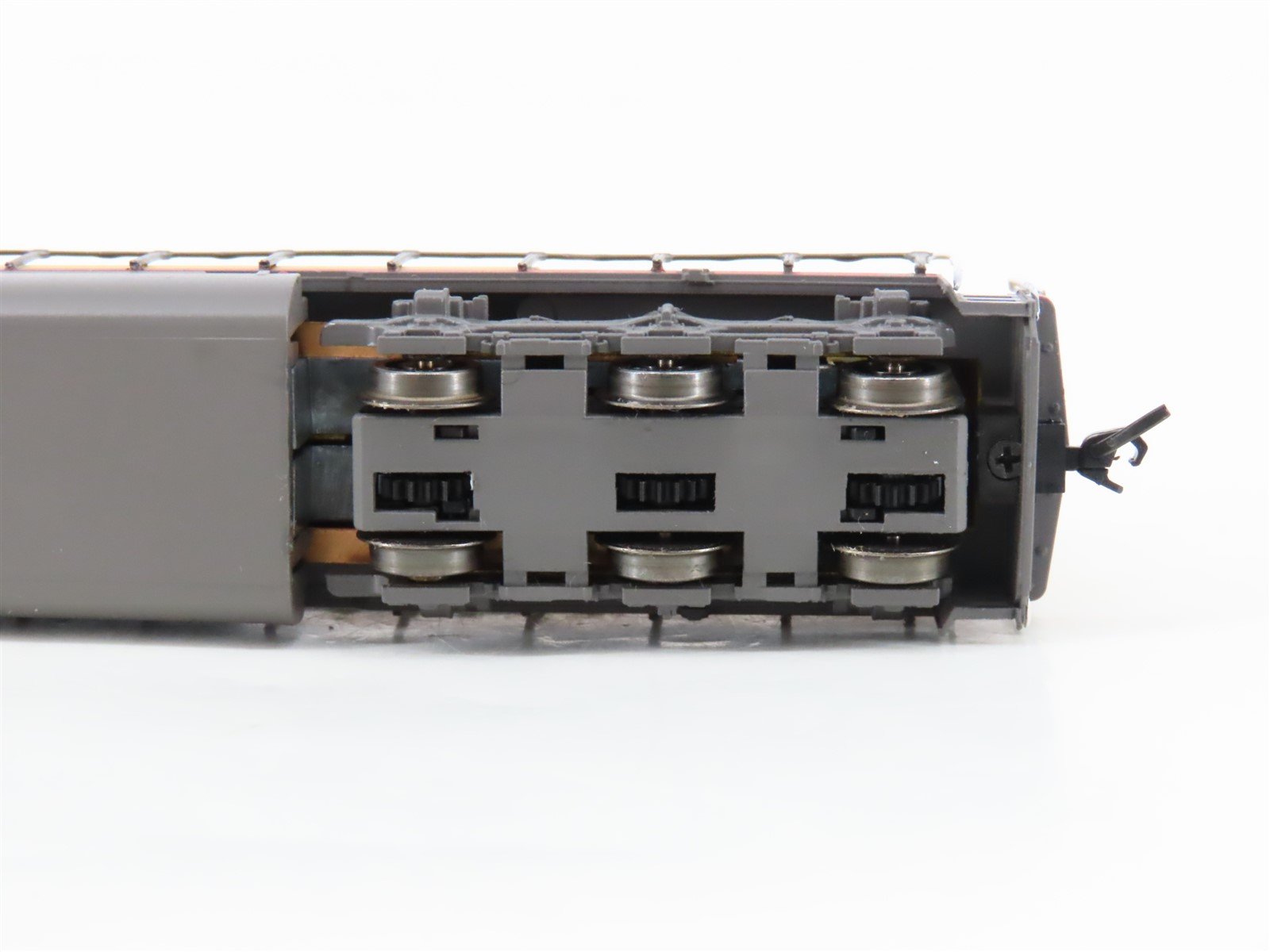 N Scale Intermountain 69406-04 UP Union Pacific SD40T-2 Diesel Locomotive #8687