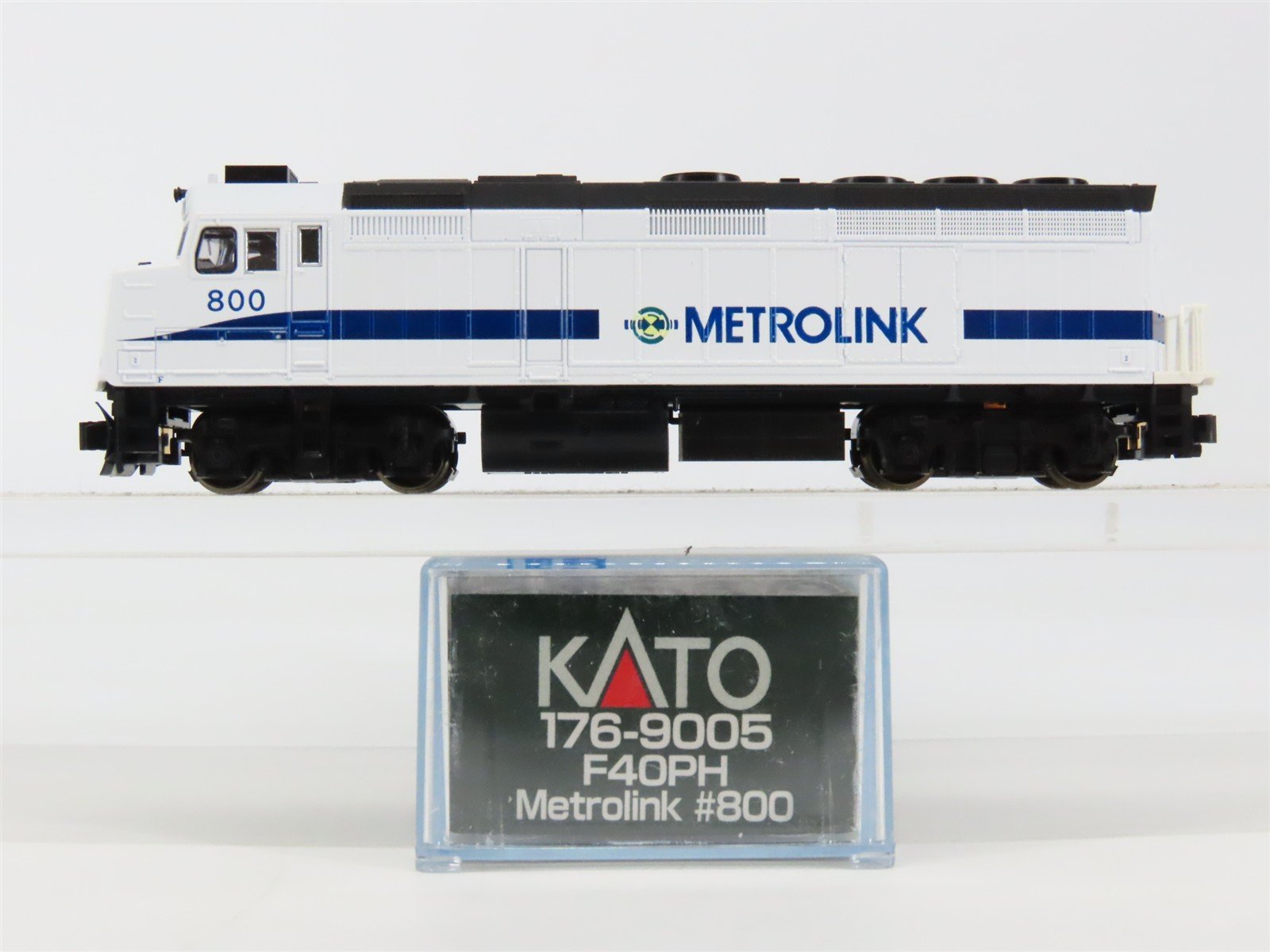 N Scale KATO 176-9005 Metrolink EMD F40PH Diesel Locomotive #800 - DCC Ready