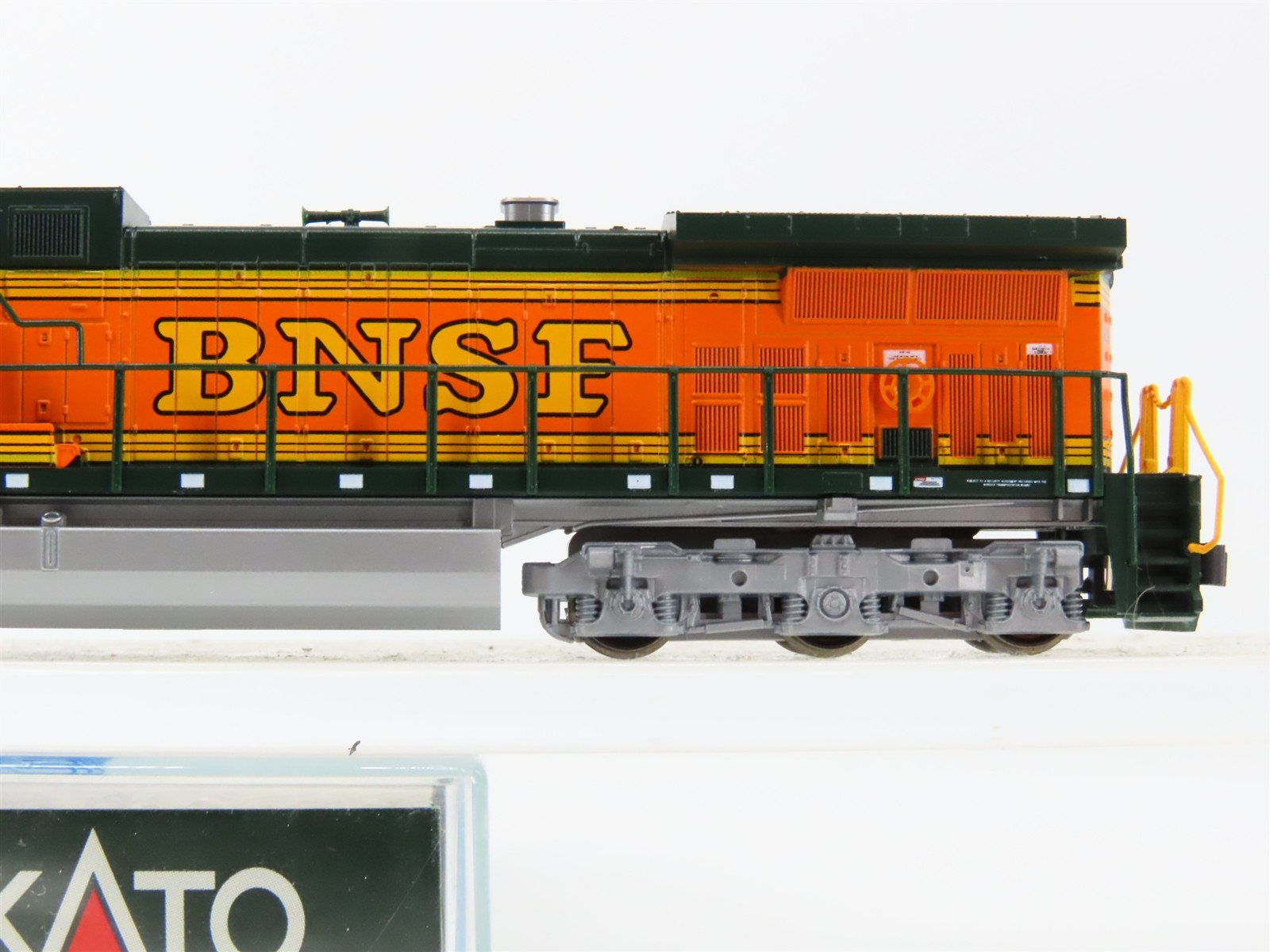 N Scale KATO 176-7111 BNSF Railway GE AC4400CW Diesel #5608 - DCC Ready