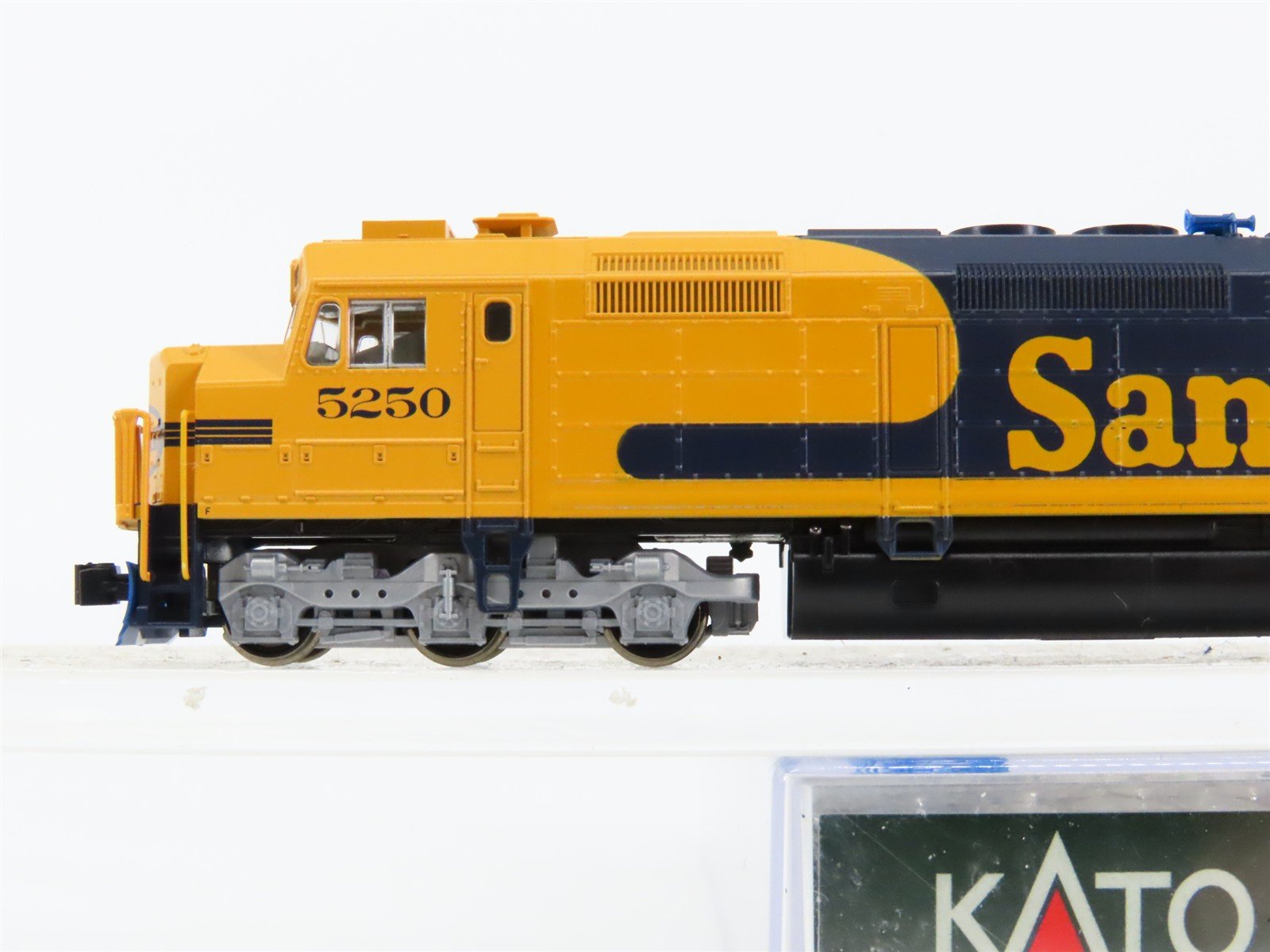 N Scale Kato 176-9211 ATSF Santa Fe SDP40F Diesel Locomotive #5250