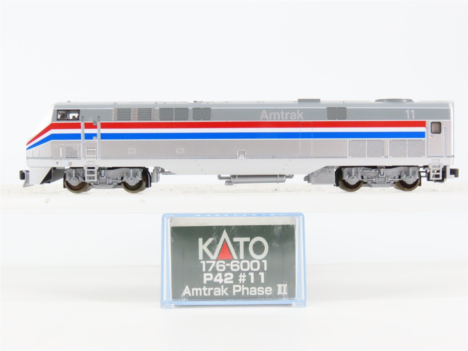 N Scale Kato 176-6001 Amtrak Phase II P42DC Diesel Locomotive #11