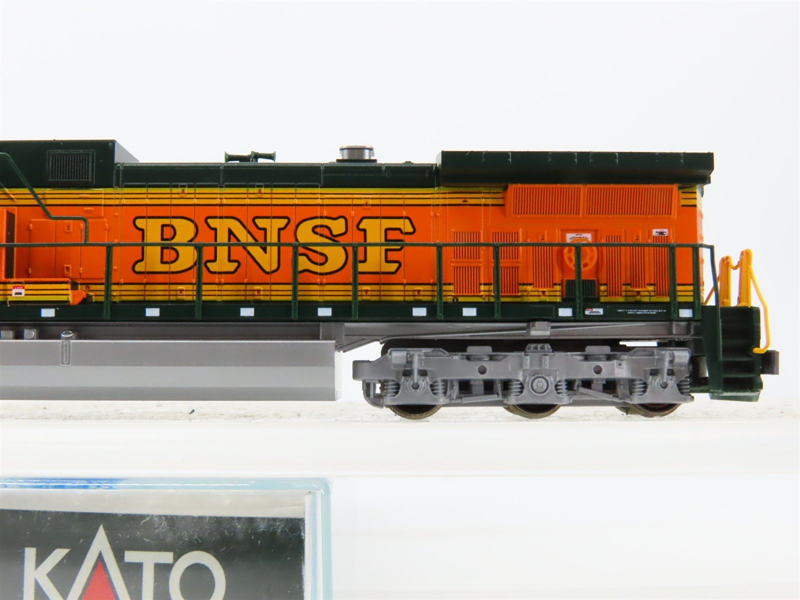 N Scale Kato 176-7112 BNSF Railway AC4400CW Diesel Locomotive #5615