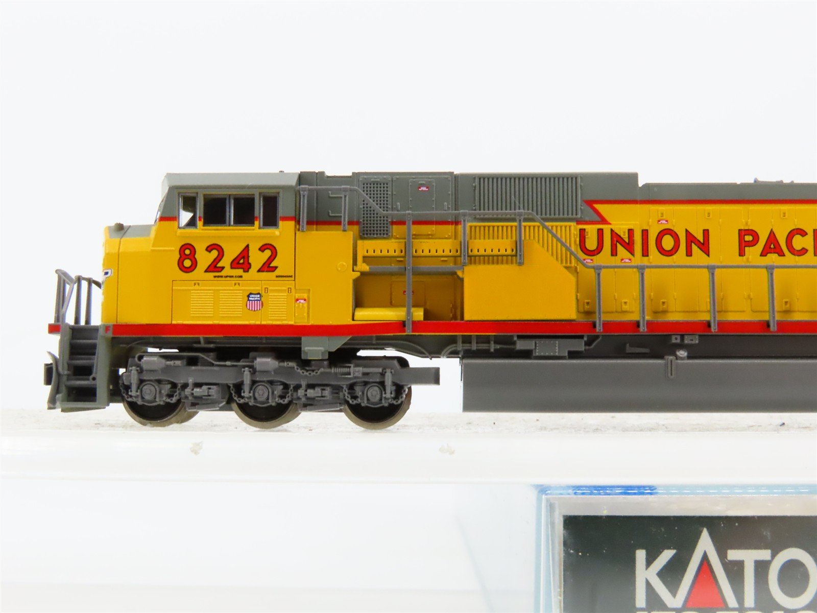 N Scale Kato 176-5613 UP Union Pacific SD90/43MAC Diesel Loco #8242