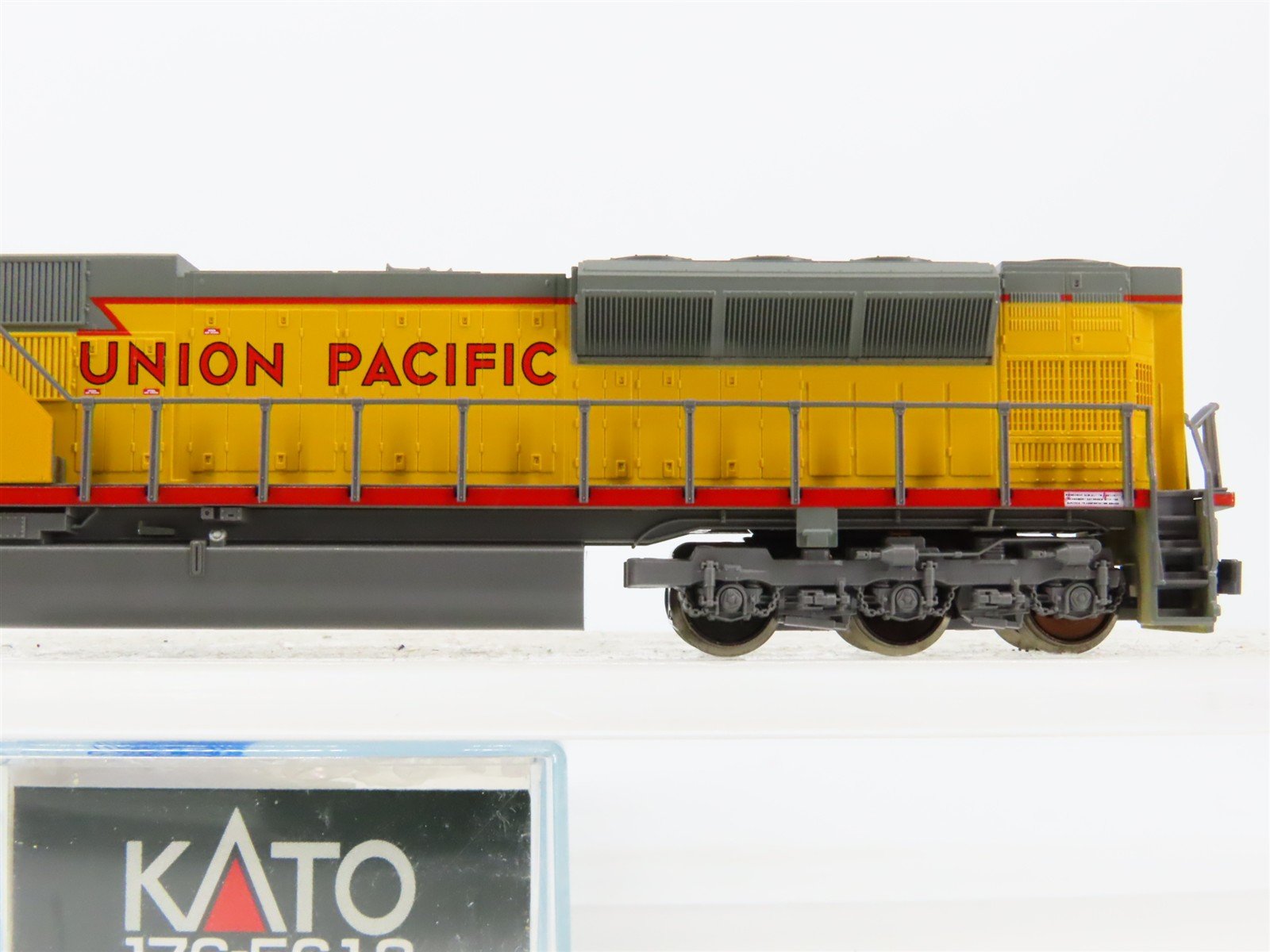N Scale Kato 176-5613 UP Union Pacific SD90/43MAC Diesel Loco #8242