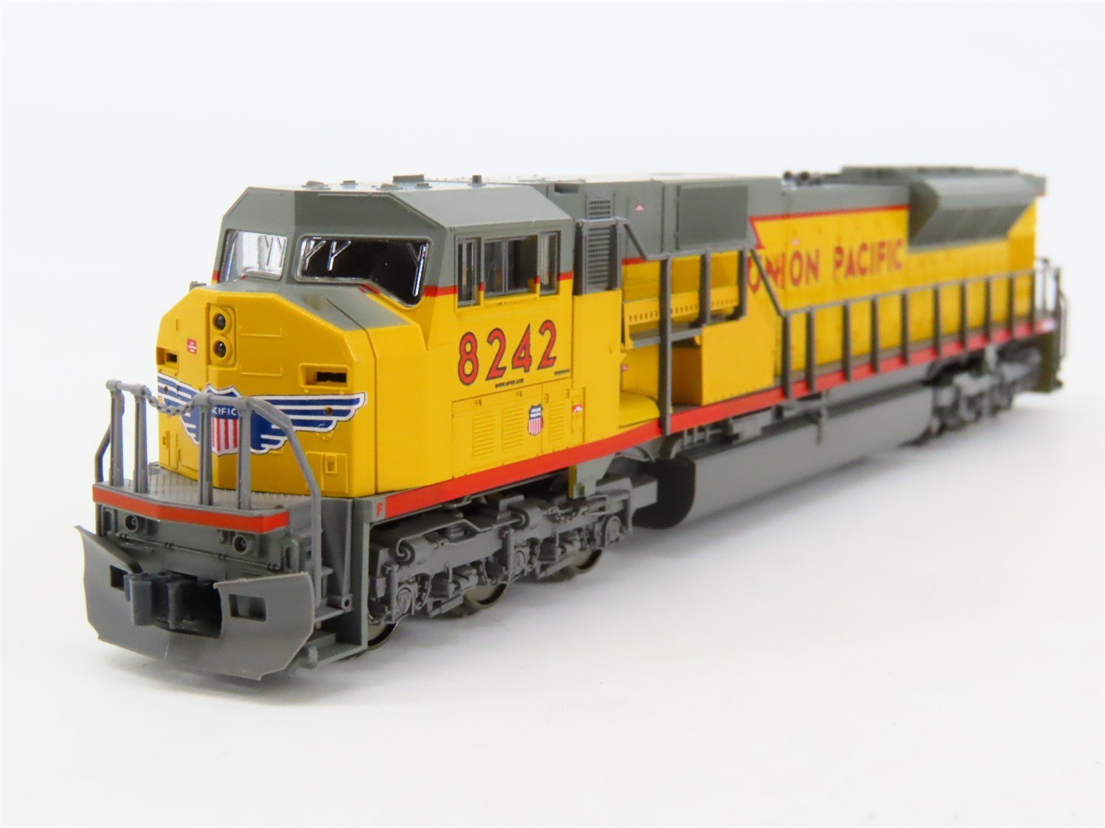 N Scale Kato 176-5613 UP Union Pacific SD90/43MAC Diesel Loco #8242