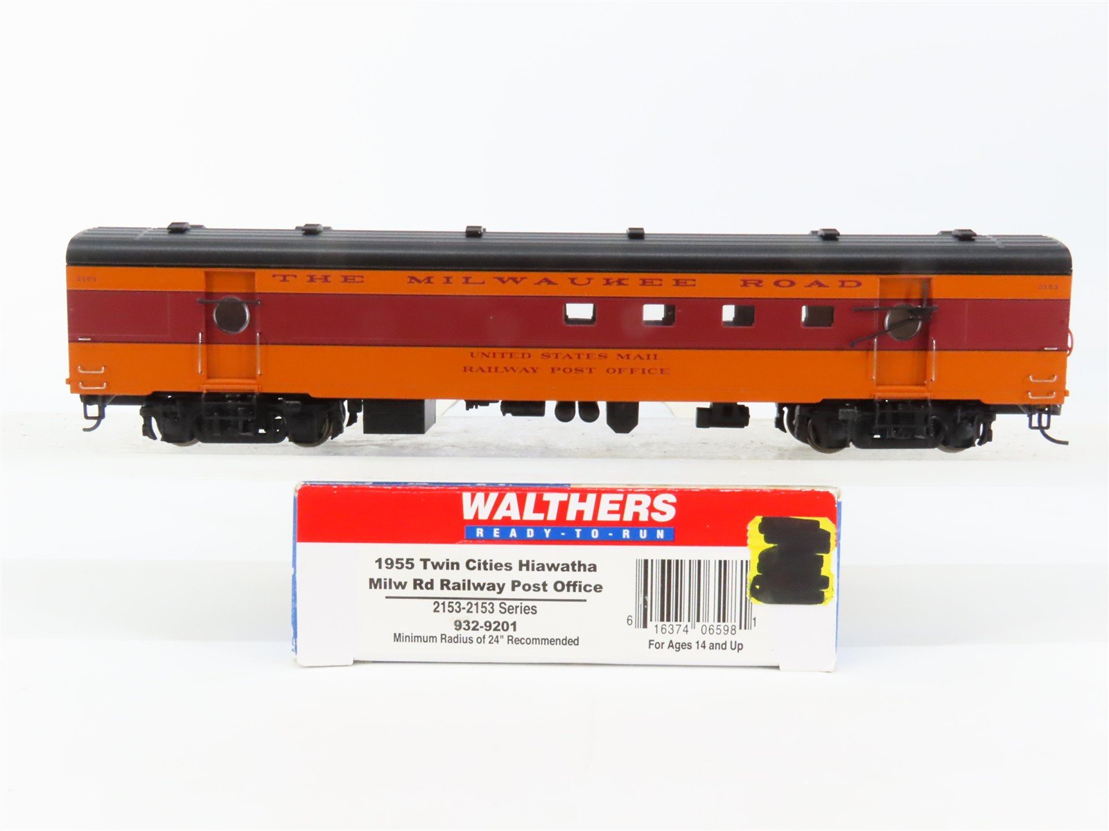 HO Scale Walthers 932-9201 MILW 1955 Twin Cities Hiawatha RPO Passenger #2153