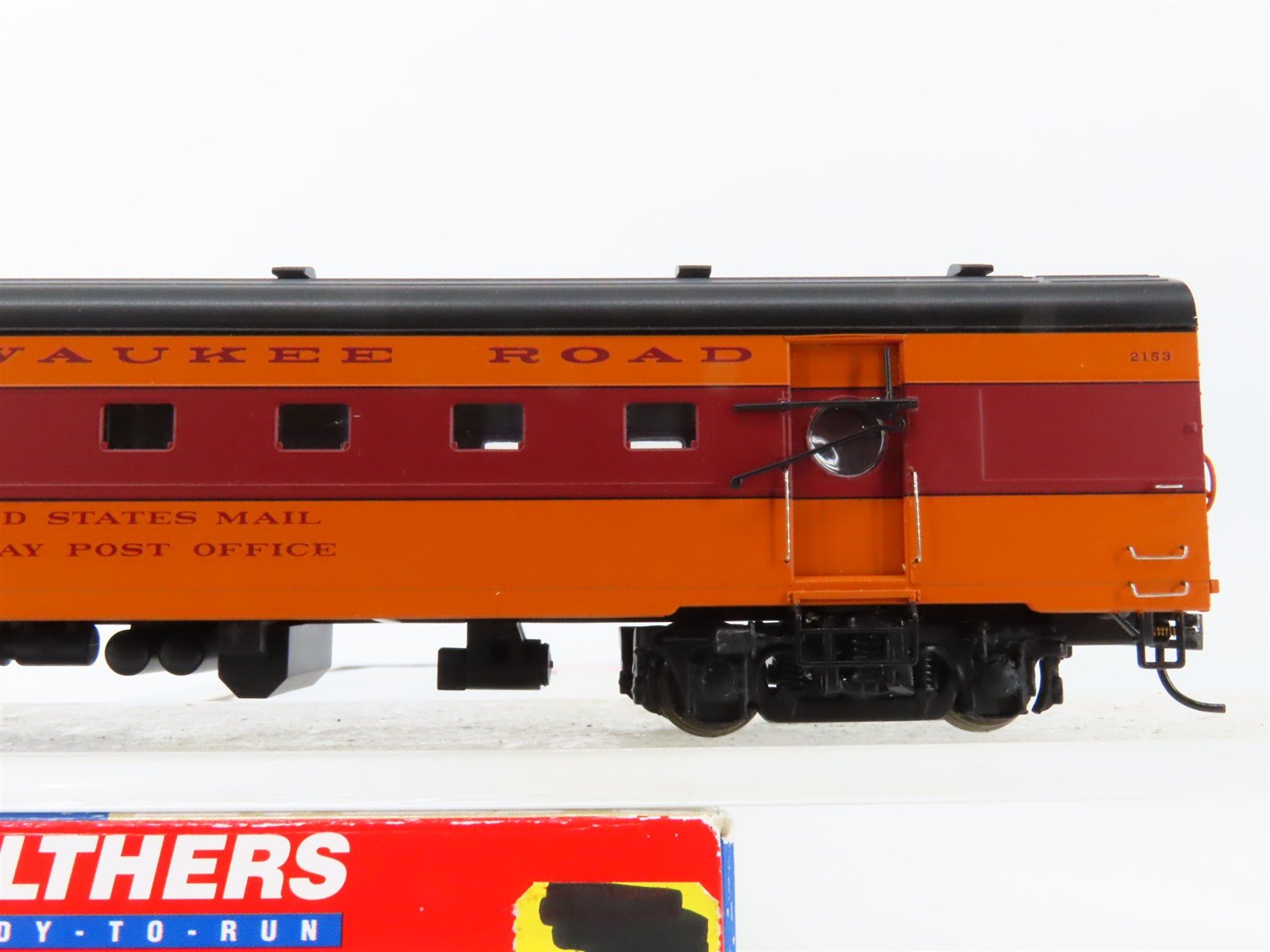 HO Scale Walthers 932-9201 MILW 1955 Twin Cities Hiawatha RPO Passenger #2153