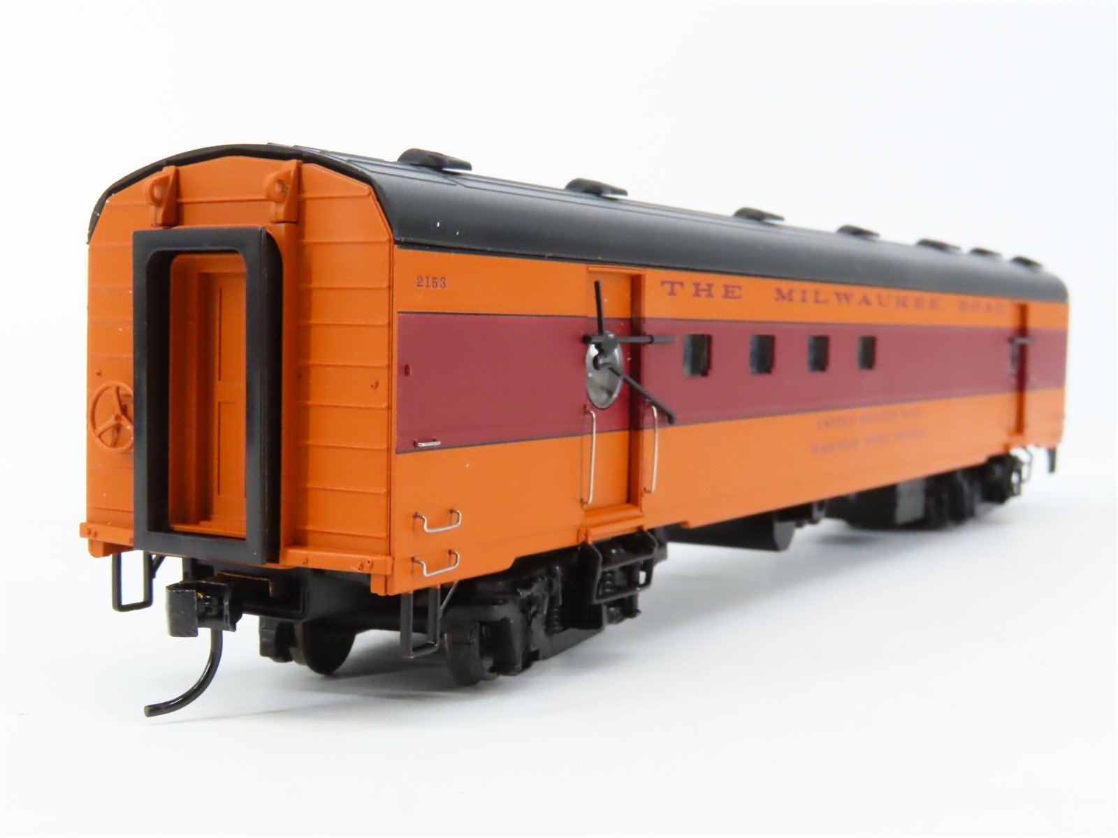 HO Scale Walthers 932-9201 MILW 1955 Twin Cities Hiawatha RPO Passenger #2153