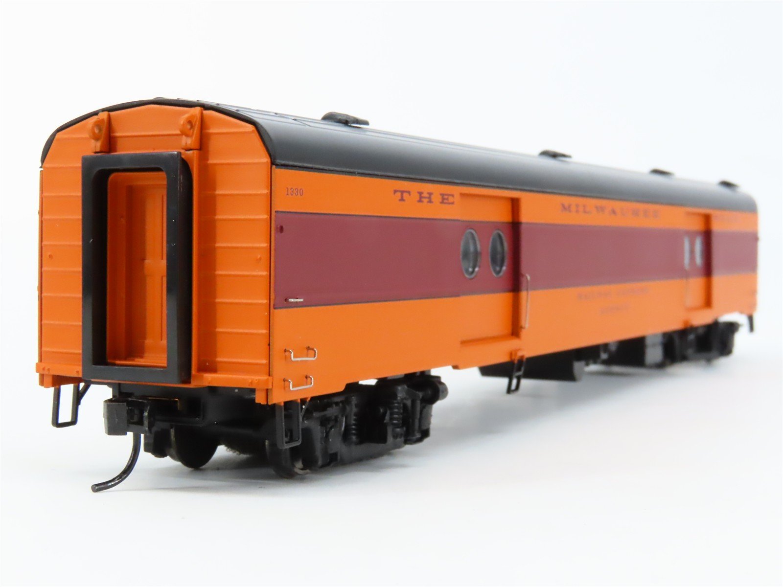 HO Walthers 932-9209 MILW Twin Cities Hiawatha Express Baggage Passenger #1330