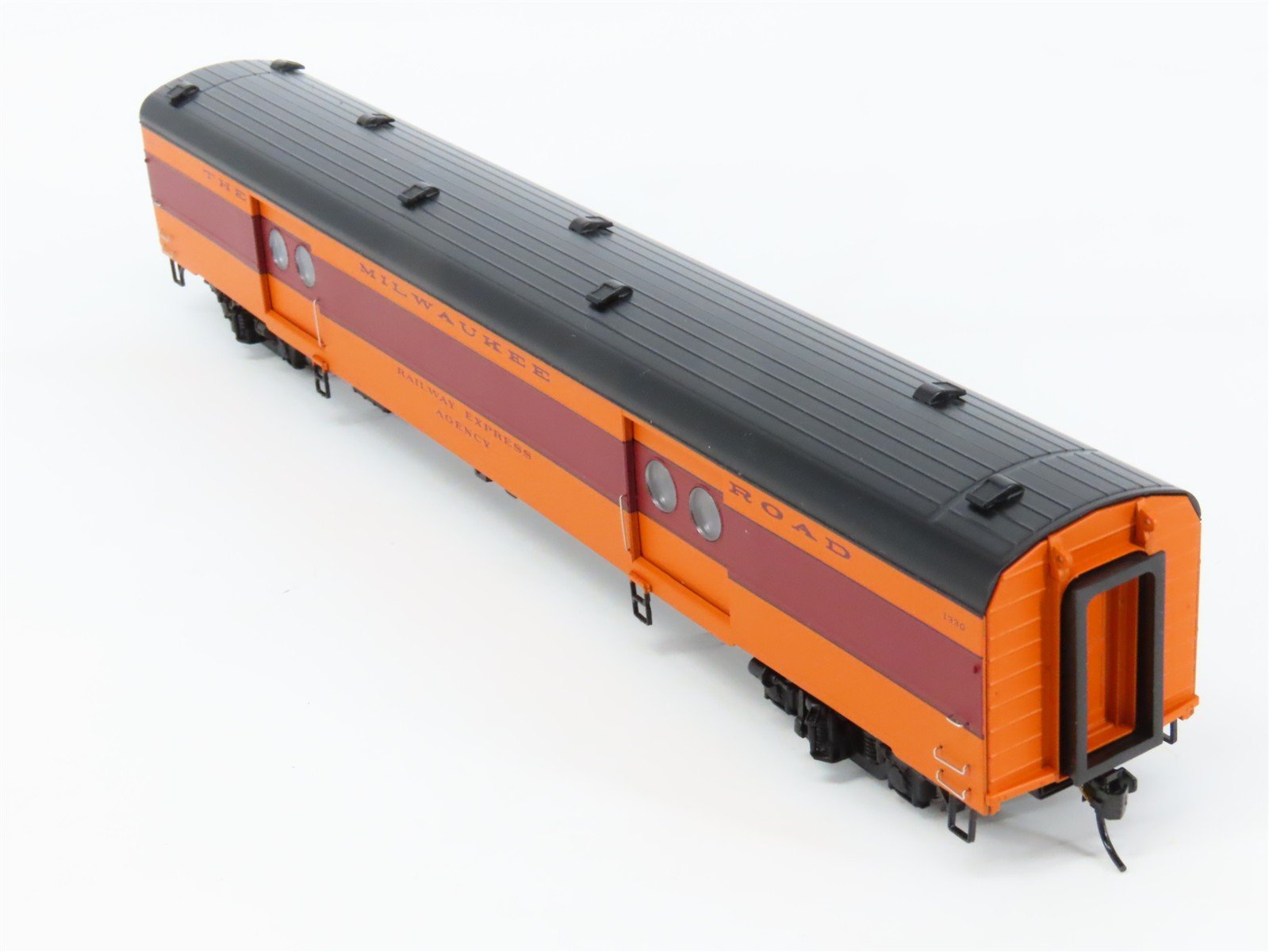 HO Walthers 932-9209 MILW Twin Cities Hiawatha Express Baggage Passenger #1330