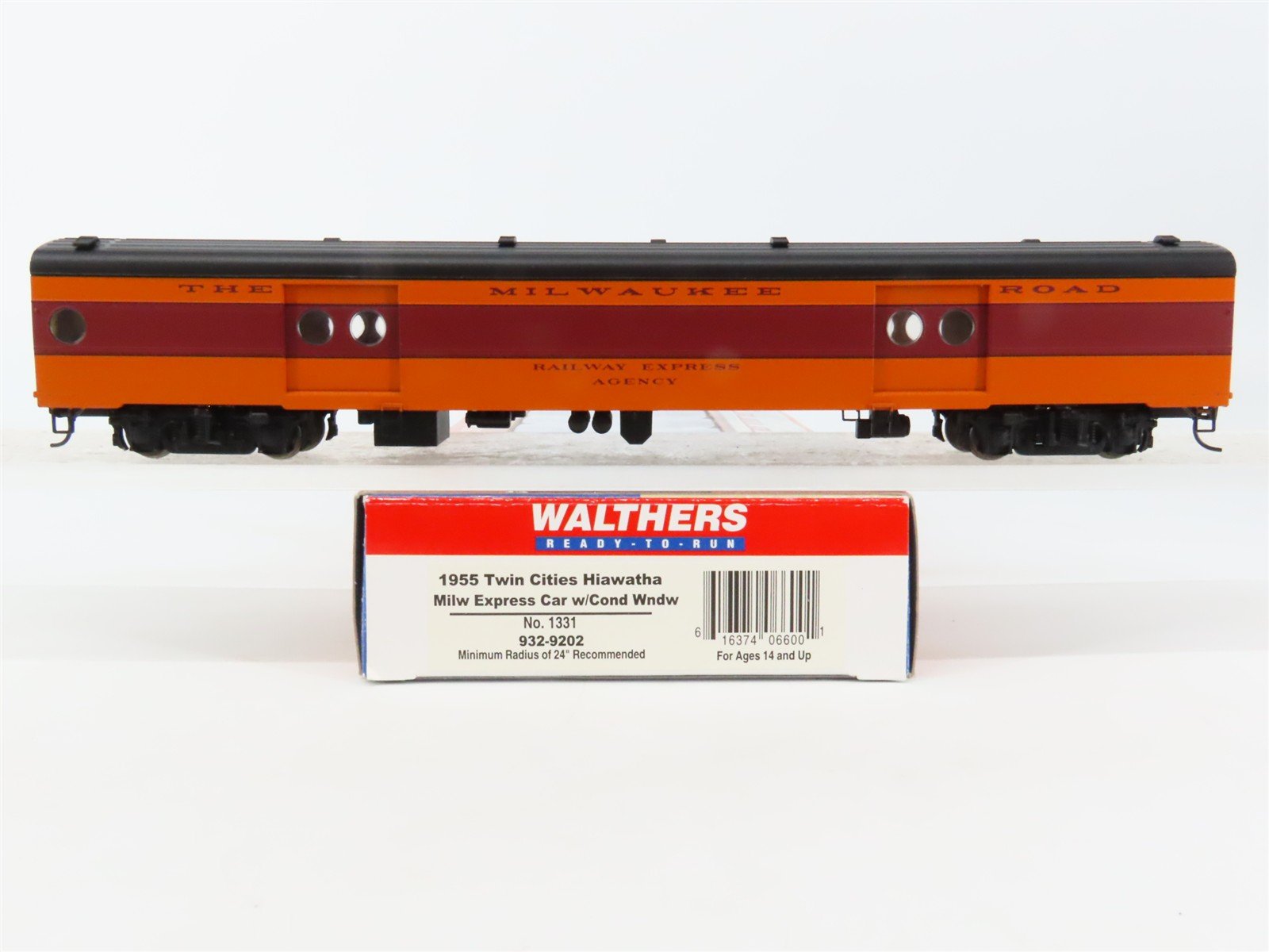 HO Walthers 932-9202 MILW 1955 Twin Cities Hiawatha Baggage Express Passenger