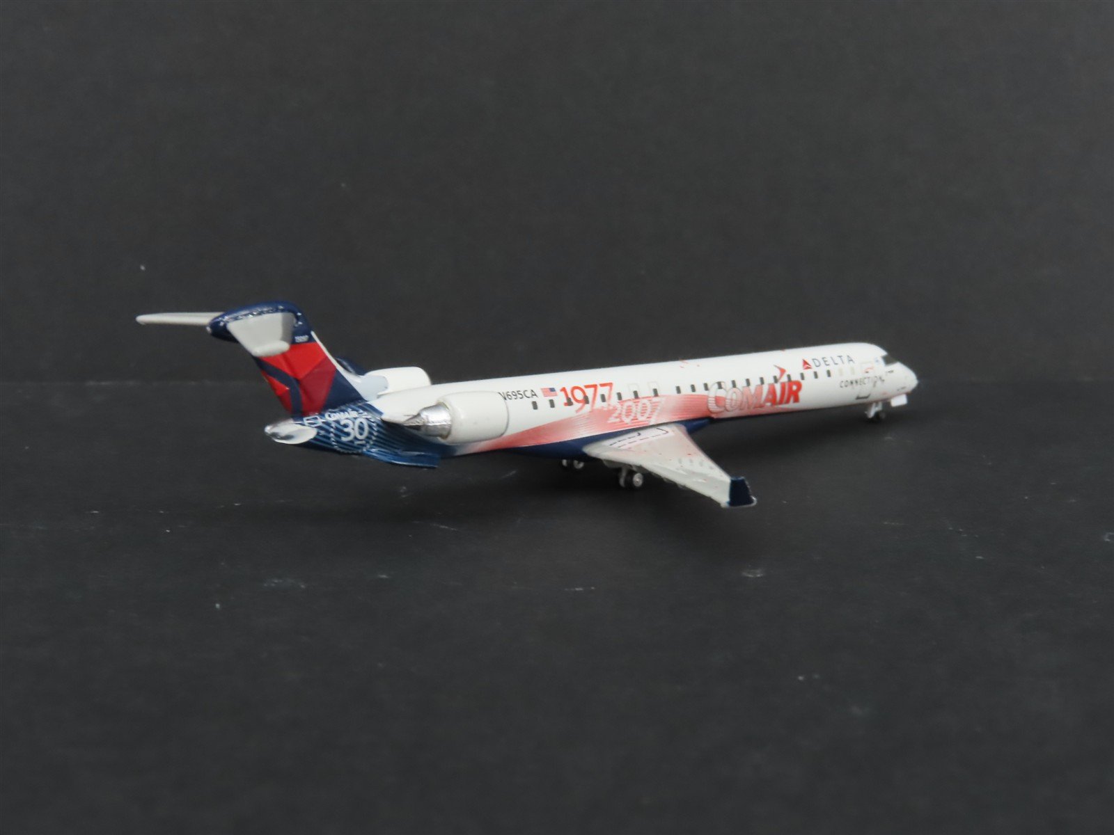 1:400 Scale GeminiJets GJDAL910 Die-Cast Delta Bombardier CRJ900 Aircraft N695CA