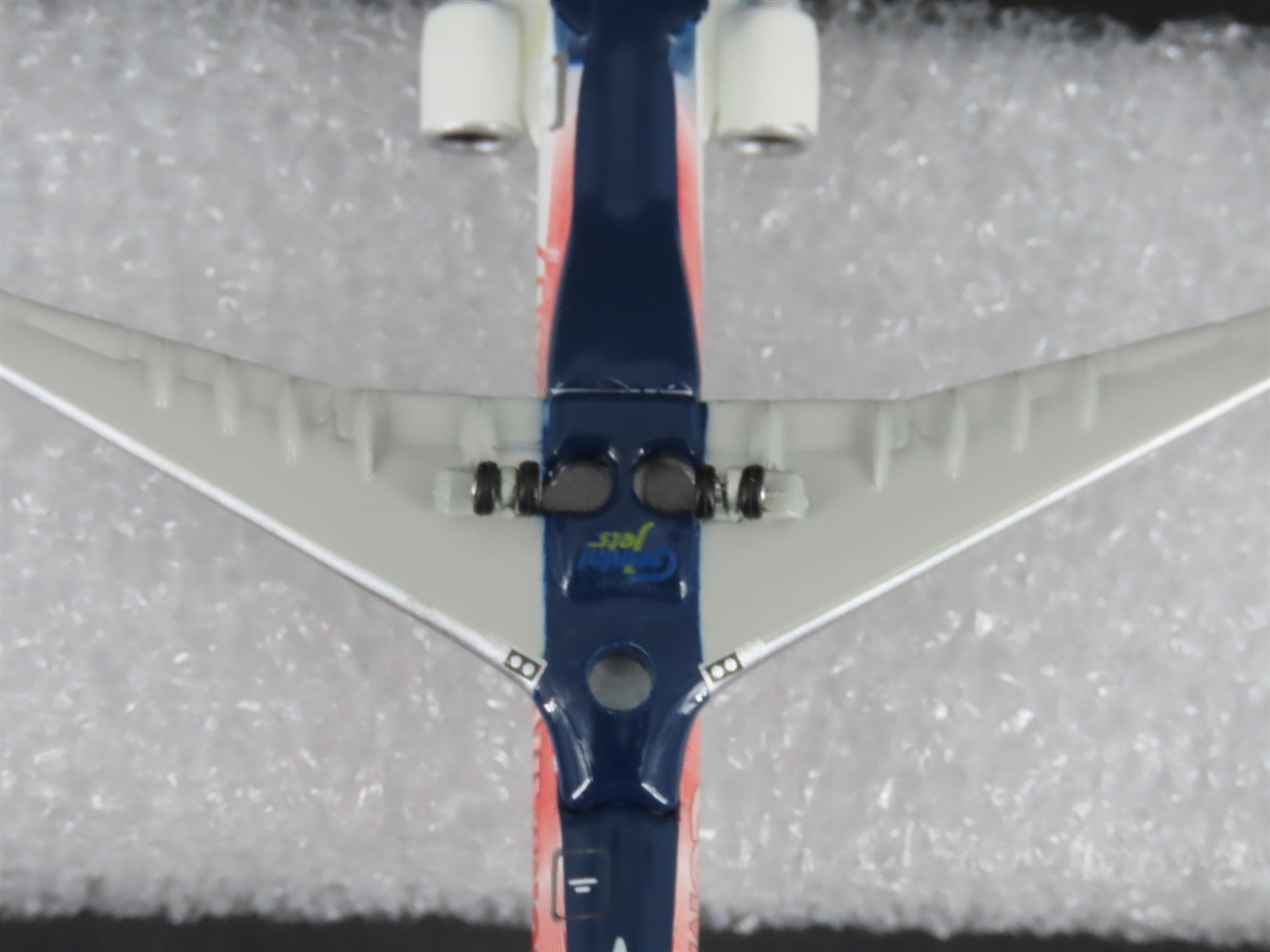 1:400 Scale GeminiJets GJDAL910 Die-Cast Delta Bombardier CRJ900 Aircraft N695CA