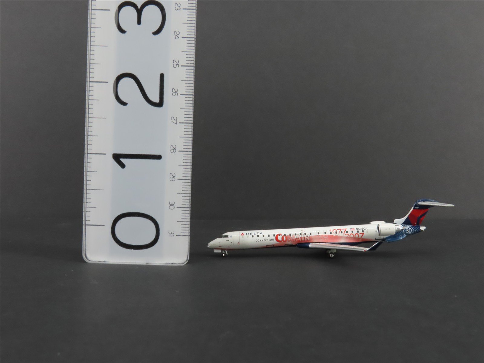 1:400 Scale GeminiJets GJDAL910 Die-Cast Delta Bombardier CRJ900 Aircraft N695CA