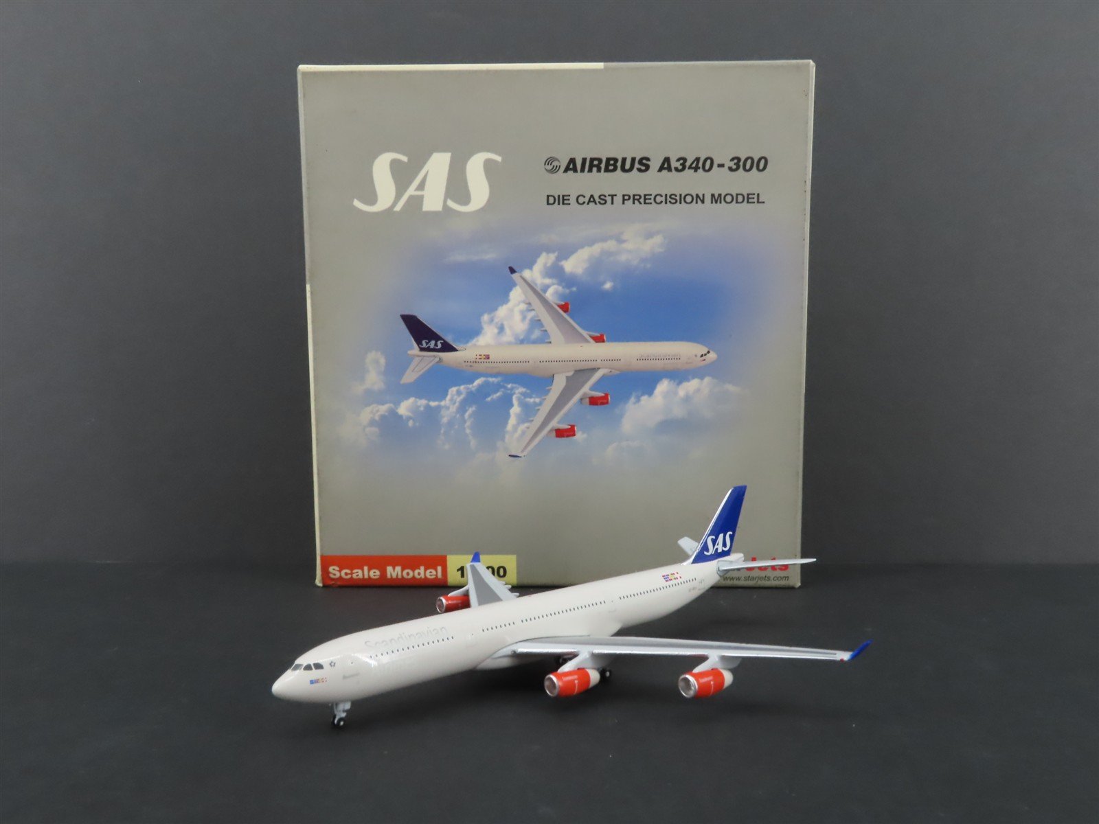 1:500 StarJets SJAS132 Die-Cast SAS Airbus A340-300 Aircraft SE-REA w/ Stand