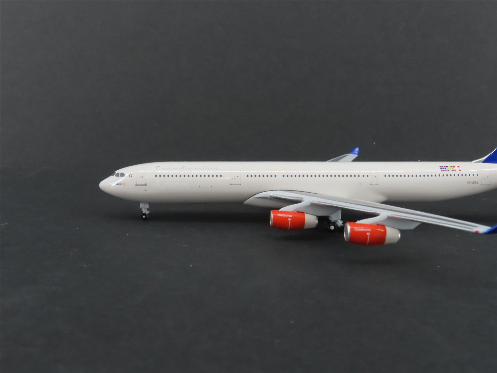 1:500 StarJets SJAS132 Die-Cast SAS Airbus A340-300 Aircraft SE-REA w/ Stand