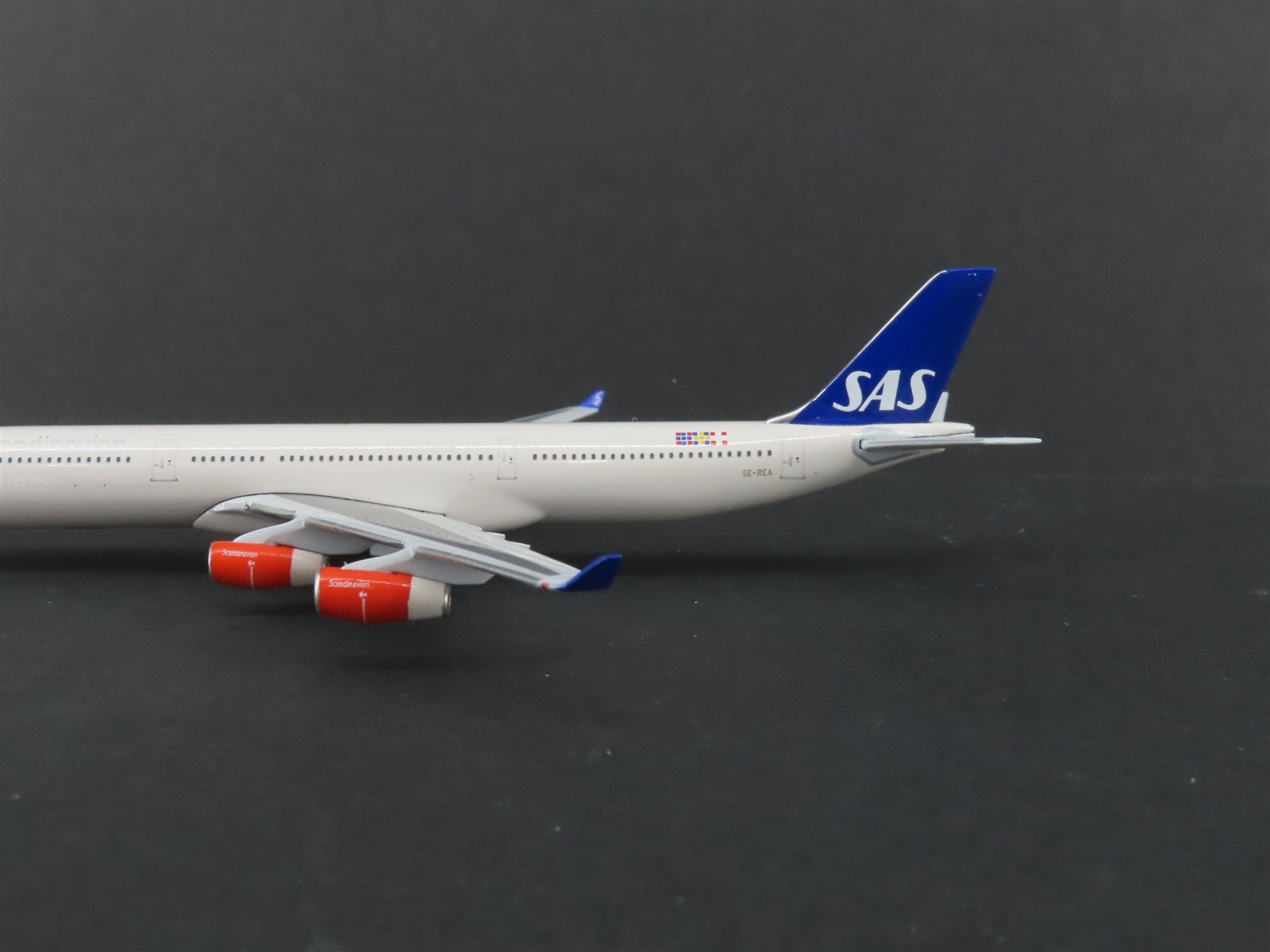 1:500 StarJets SJAS132 Die-Cast SAS Airbus A340-300 Aircraft SE-REA w/ Stand