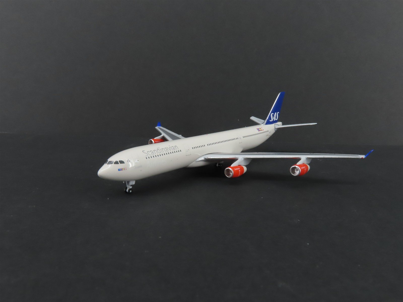1:500 StarJets SJAS132 Die-Cast SAS Airbus A340-300 Aircraft SE-REA w/ Stand